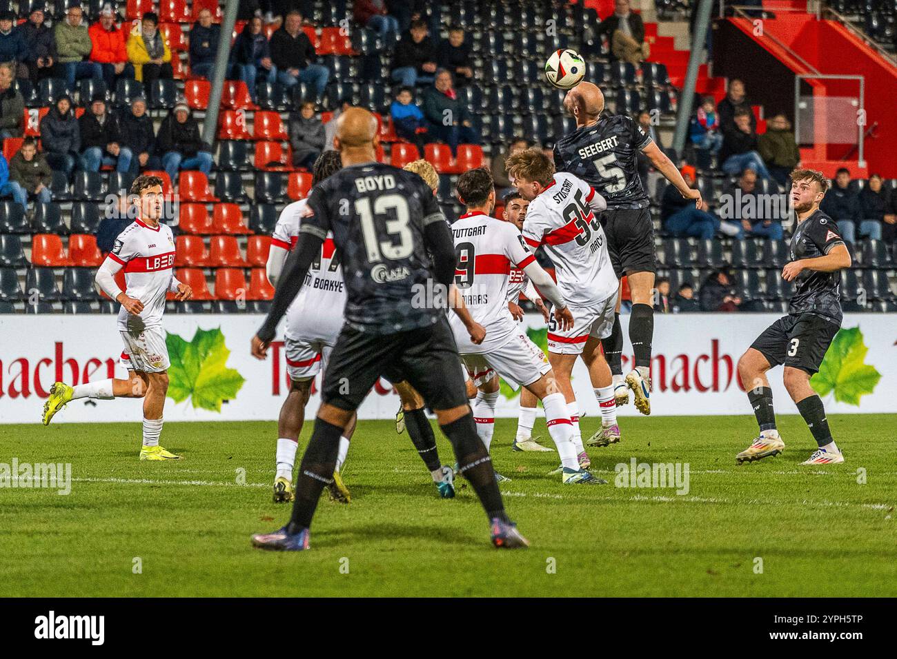 Grossaspach, Deutschland. 30 novembre 2024. Marcel Seegert (SV Waldhof Mannheim, #5) beim Kopfball gegen Luca Mack (VfB Stuttgart II, #35), VfB Stuttgart II vs SV Waldhof Mannheim, Fussball, 3. Liga, 16 ans. Spieltag, saison 2024/2025, 30.11.2024, Foto : Eibner-Pressefoto/Max Vogel crédit : dpa/Alamy Live News Banque D'Images