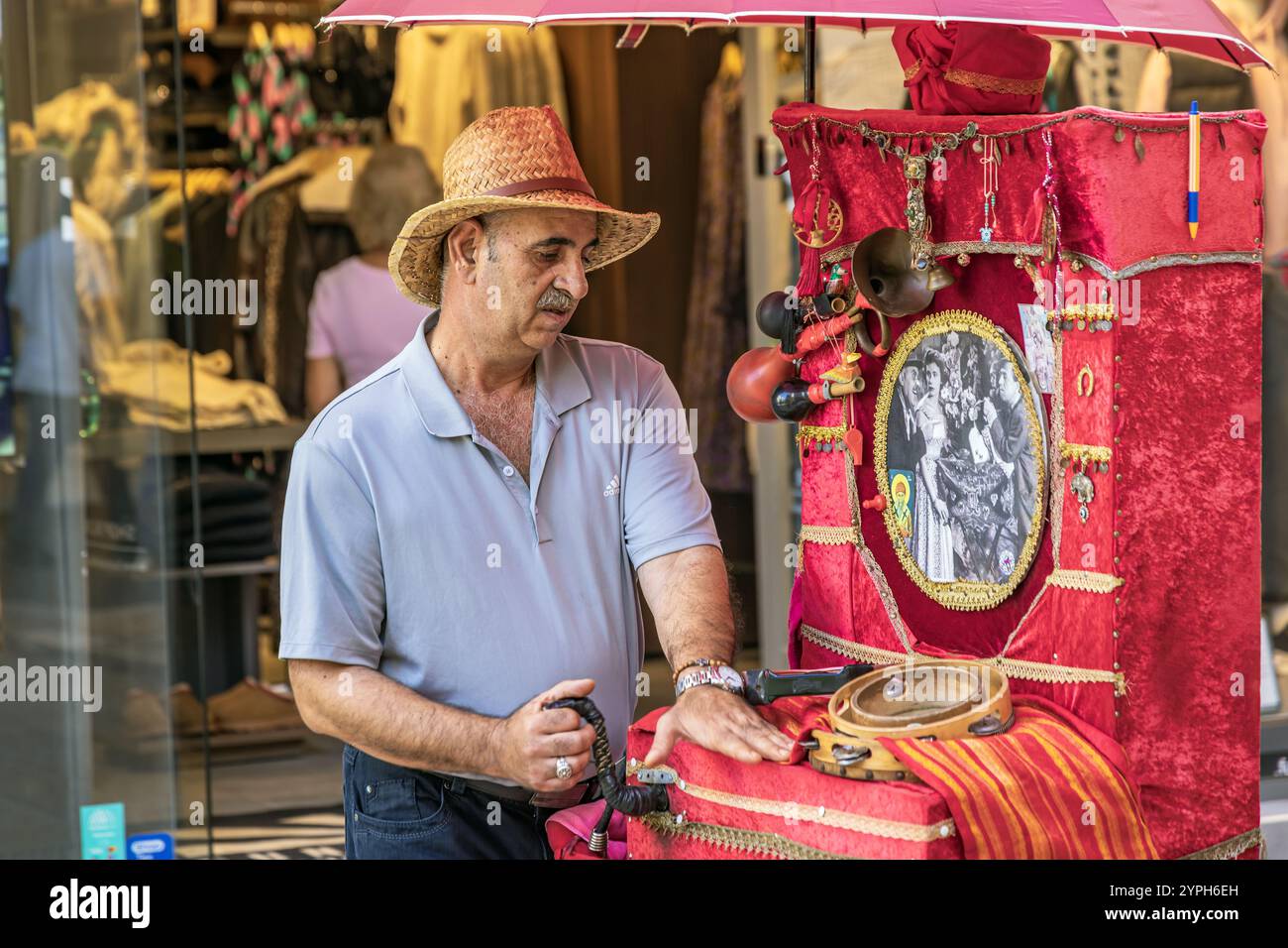 Homme jouant avec un orgue tonneau dans la vieille ville de Corfou, Grèce Banque D'Images