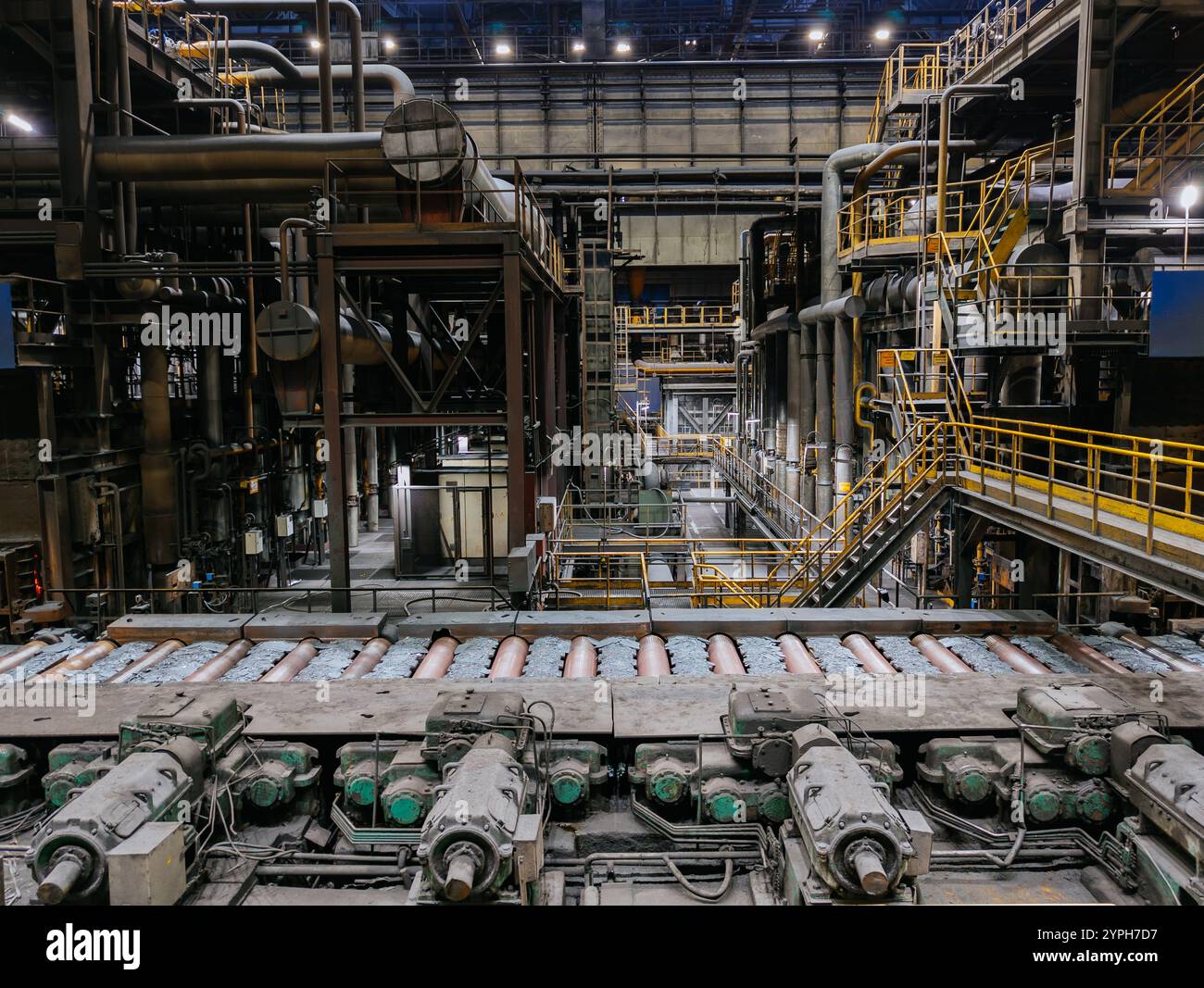 Usine de métal laminé. Convoyeur à rouleaux pour laminoir métallique Banque D'Images