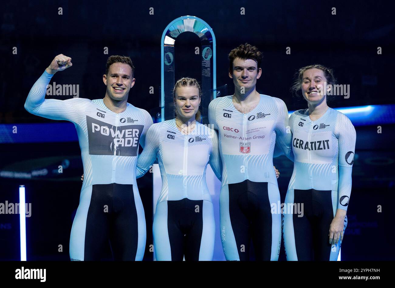 APELDOORN - les leaders au classement après le troisième tour de l'UCI Track Champions League cyclisme sur piste à Omnisport. De gauche à droite Harrie Lavreysen (sprint), Alina Lysenko (sprint), Dylan Bibic (endurance) et Katie Archibald (endurance). ANP IRIS VAN DEN BROEK Banque D'Images