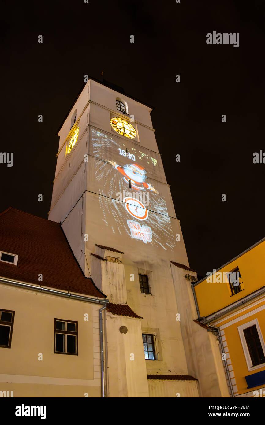 La Tour du Conseil la nuit, situé sur la petite place à Sibiu, Roumanie lumières de Noël sur la Tour du Conseil la nuit Banque D'Images