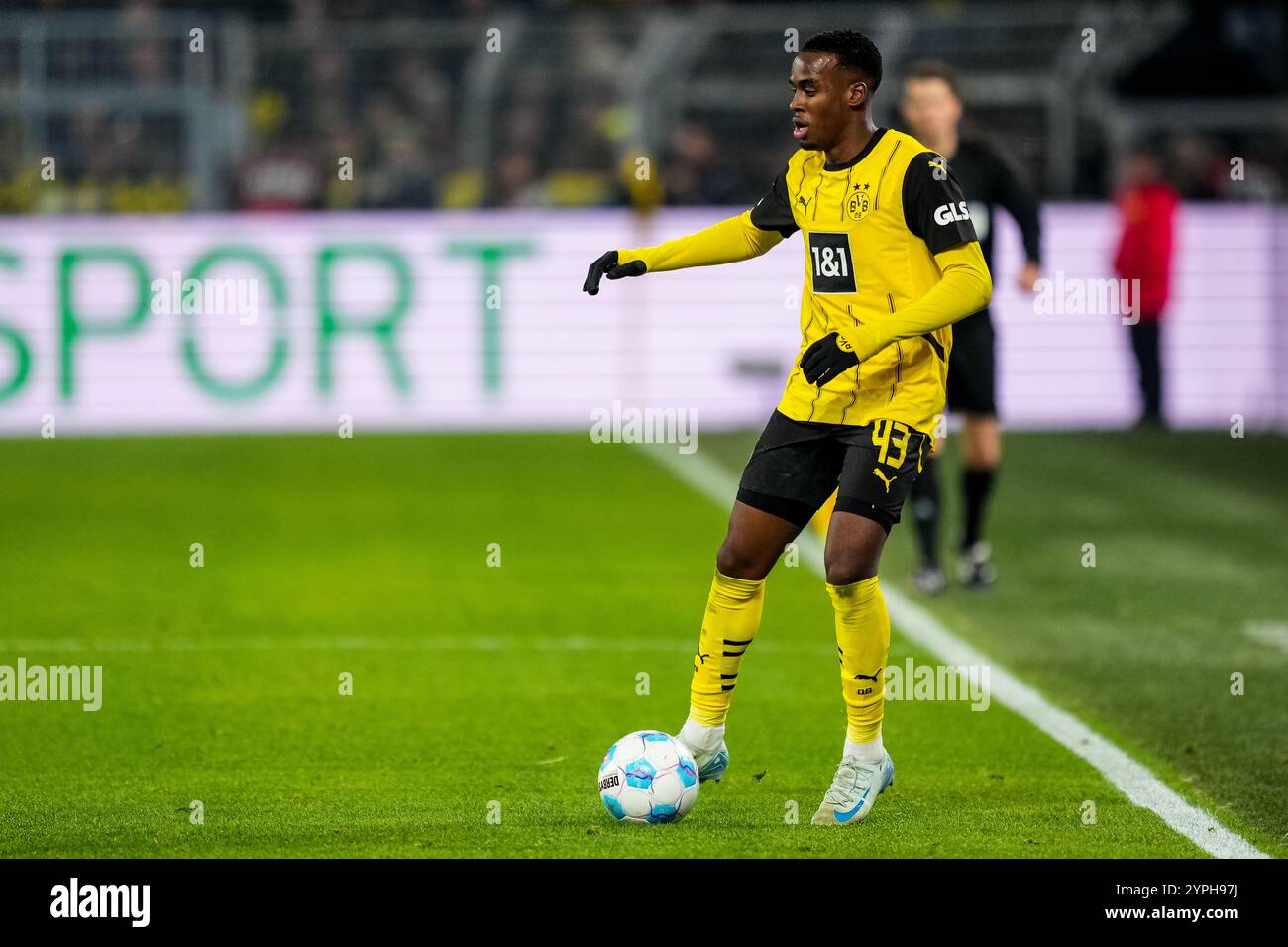 Dortmund, Allemagne. 30 novembre 2024. DORTMUND, ALLEMAGNE - NOVEMBRE 30 : Jamie Gittens du Borussia Dortmund dribble avec le ballon lors du match de Bundesliga entre le Borussia Dortmund et le FC Bayern München au signal Iduna Park le 30 novembre 2024 à Dortmund, Allemagne. (Photo de René Nijhuis/MB Media) crédit : MB Media solutions/Alamy Live News Banque D'Images