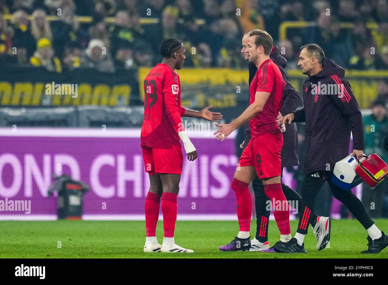 Dortmund, Allemagne. 30 novembre 2024. DORTMUND, ALLEMAGNE - NOVEMBRE 30 : Harry Kane du FC Bayern Munchen quitte le terrain blessé lors du match de Bundesliga entre le Borussia Dortmund et le FC Bayern München au signal Iduna Park le 30 novembre 2024 à Dortmund, Allemagne. (Photo de René Nijhuis/MB Media) crédit : MB Media solutions/Alamy Live News Banque D'Images