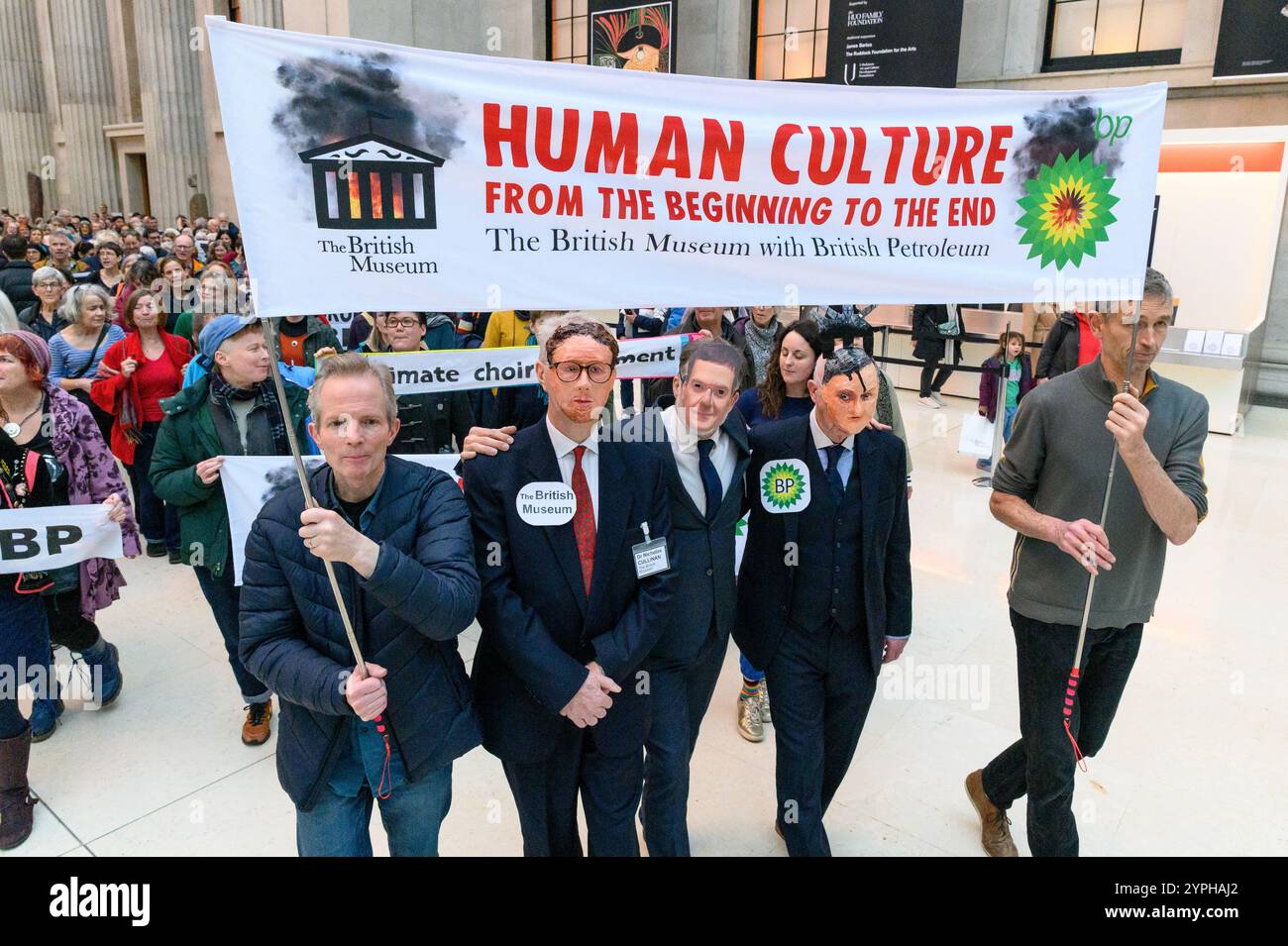 Londres, Royaume-Uni. 30 novembre 2024. Les activistes du Climate Choir Movement organisent une manifestation à l'intérieur du British Museum contre l'accord de parrainage de PB avec le musée. Crédit : Andrea Domeniconi/Alamy Live News Banque D'Images