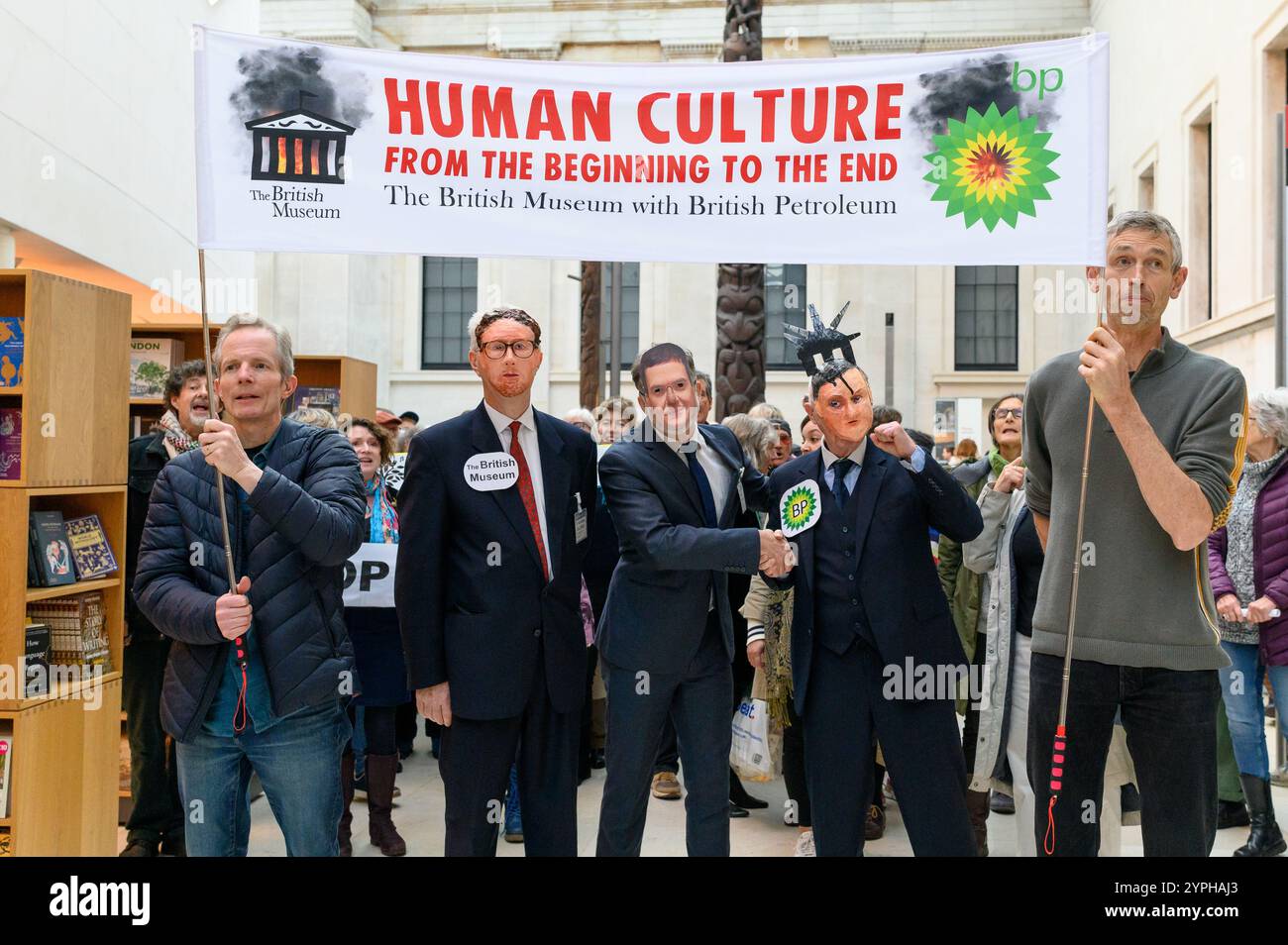 Londres, Royaume-Uni. 30 novembre 2024. Les activistes du Climate Choir Movement organisent une manifestation à l'intérieur du British Museum contre l'accord de parrainage de PB avec le musée. Crédit : Andrea Domeniconi/Alamy Live News Banque D'Images