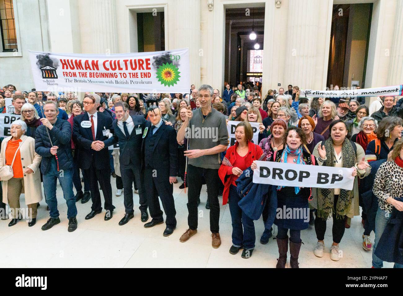 Londres, Royaume-Uni. 30 novembre 2024. Les activistes du Climate Choir Movement organisent une manifestation à l'intérieur du British Museum contre l'accord de parrainage de PB avec le musée. Crédit : Andrea Domeniconi/Alamy Live News Banque D'Images