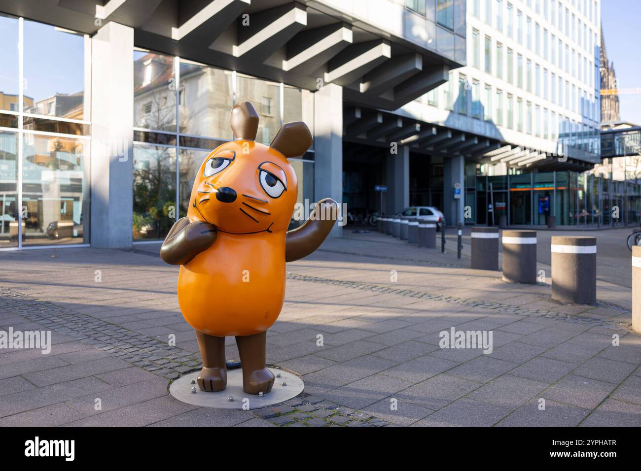 Maus Skulptur in Köln - 30.11.2024 Die menschengroße Figur der Maus aus der Sendung mit der Maus am Platz zwischen WDR Vierscheibenhaus und dem Sendestudio des jugendlichen Rundfunksenders 1LIVE an der Mörsergasse in der Kölner Innenstadt. IM Oktober 2024 wurde sie für einige Tage von Campact zu Protestzwecken entführt Köln Innenstadt Nordrhein-Westfalen Deutschland *** sculpture de souris à Cologne 30 11 2024 la figure à taille humaine de la souris du spectacle avec la souris sur la place entre le WDR Vierscheibenhaus et le studio de diffusion de la station de radio jeunesse 1LIVE sur Mörsergasse i. Banque D'Images
