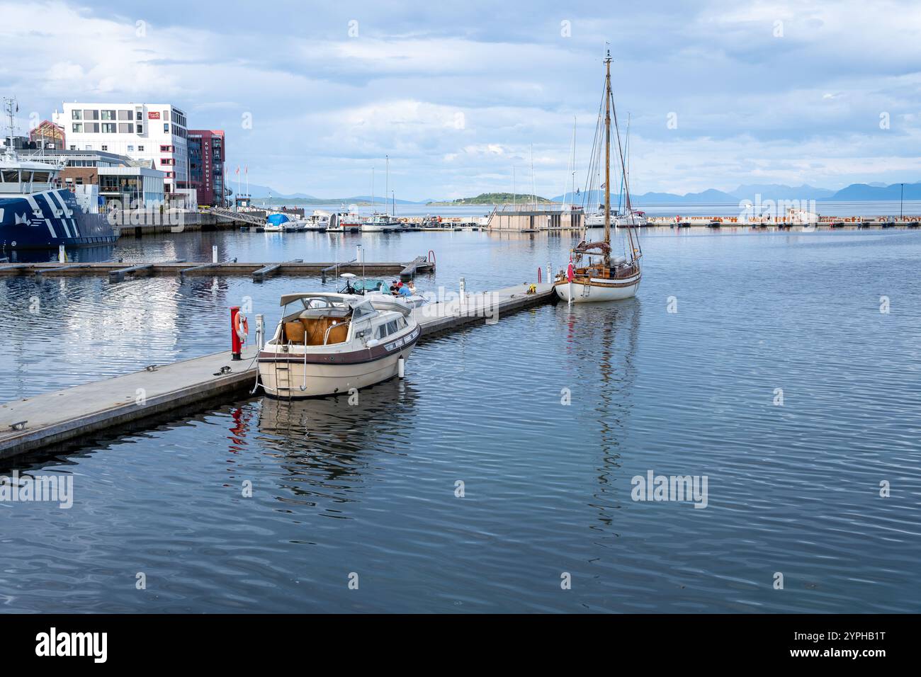 Harstad, Norvège - 07.2024 : bateaux dans le port de Harstad en Norvège Banque D'Images