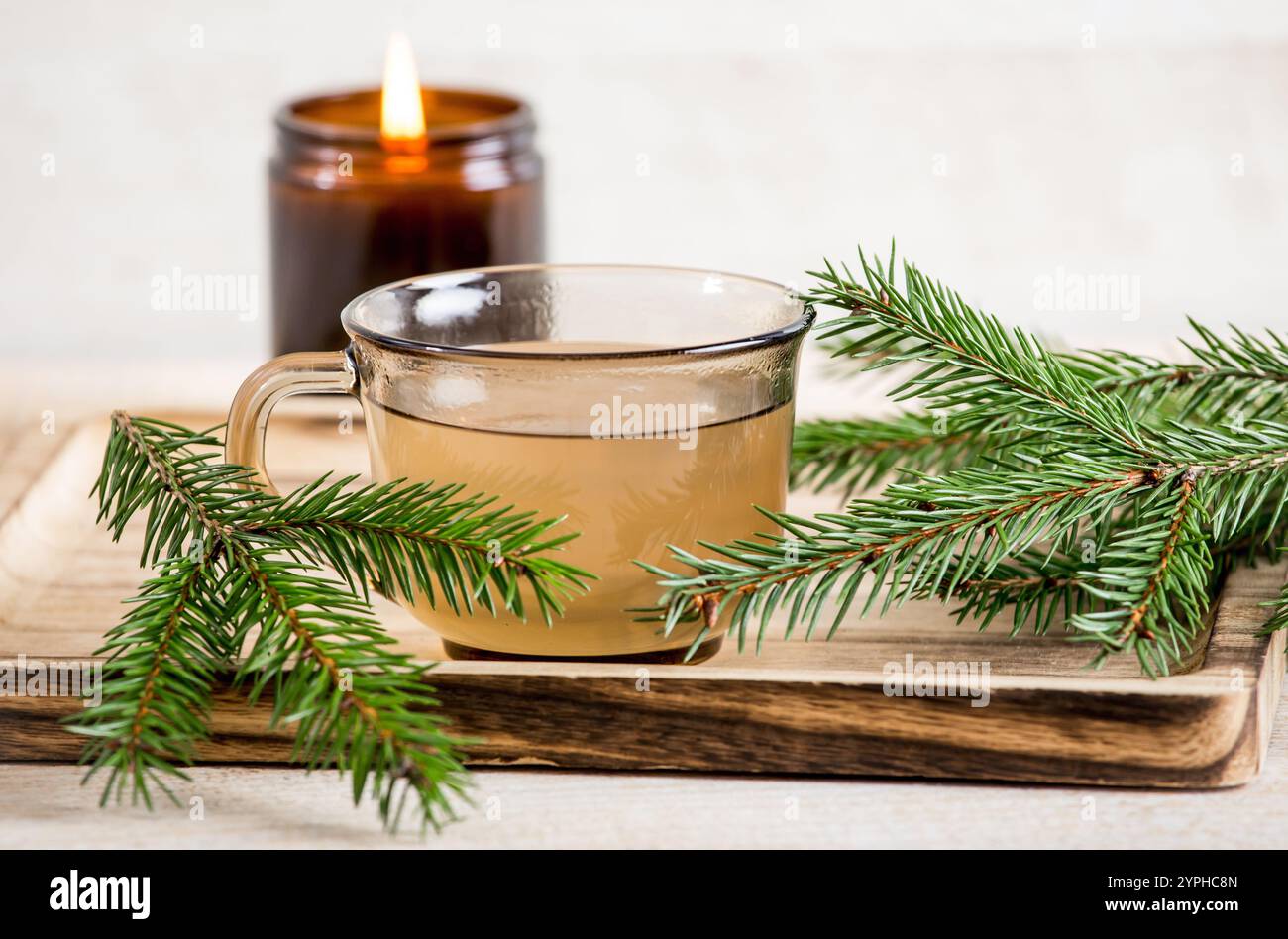 Infusion de thé aux aiguilles d'épicéa avec du miel. Branches d'arbre pour la décoration. Intérieur maison, sain plein de vitamine C. ensemble confortable. Banque D'Images