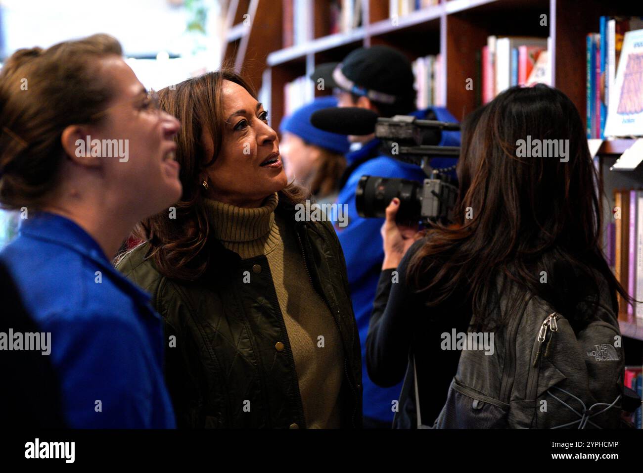 Washington, États-Unis. 30 novembre 2024. Kamala Harris, vice-présidente AMÉRICAINE, visite les Bold Fork Books à Washington le 30 novembre 2024. Photo de Yuri Gripas/ABACAPRESS. COM Credit : Abaca Press/Alamy Live News Banque D'Images