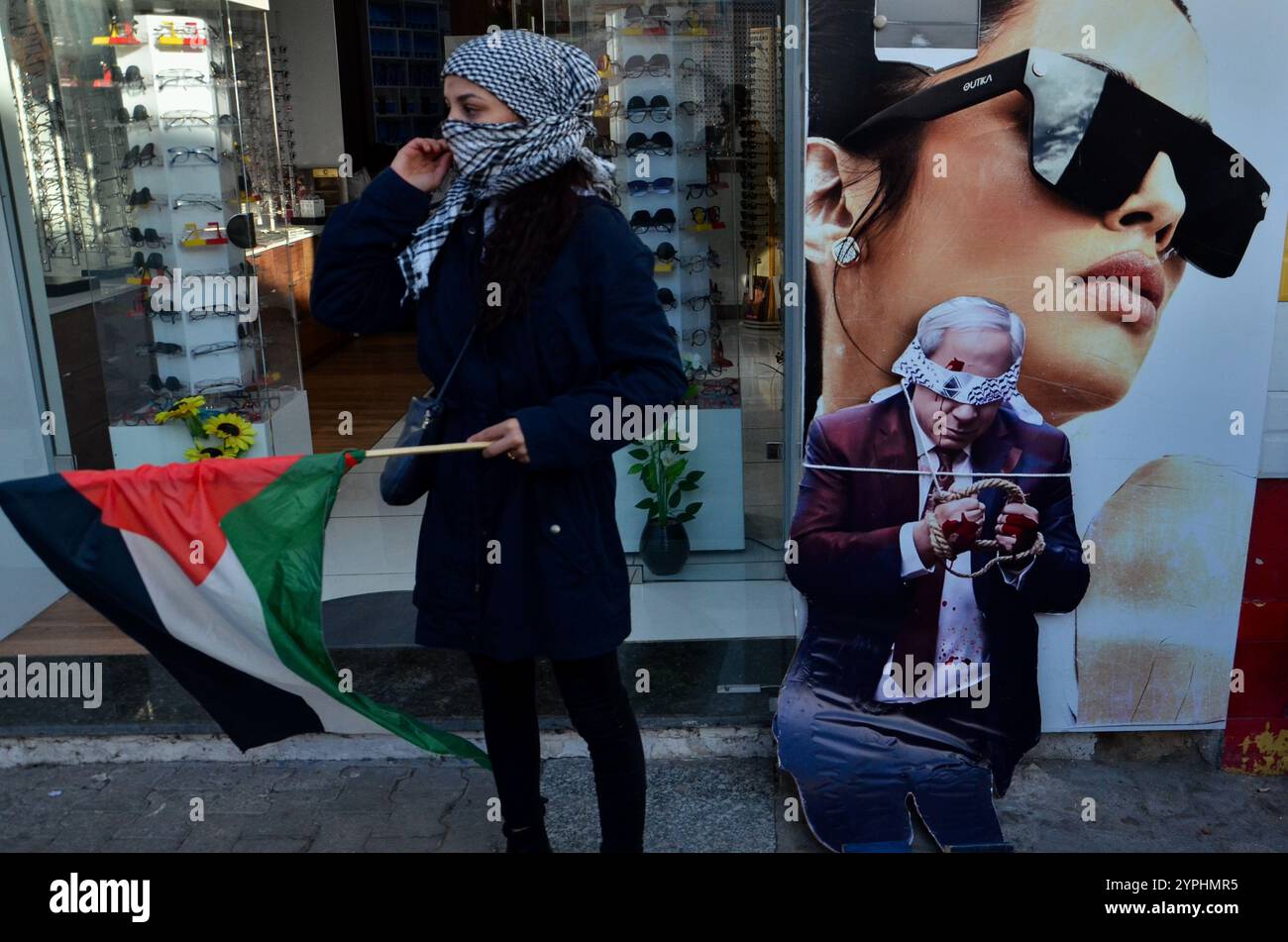 Tunis, Tunisie. 30 novembre 2024. Tunis, Tunisie. 30 novembre 2024. Une effigie du premier ministre israélien Benjamin Netanyahu arrêté les mains tachées de rouge est levée lors d’une marche pro-palestinienne et pro-libanaise à Tunis. L’événement s’est tenu dans la capitale tunisienne pour protester contre la guerre israélienne contre Gaza et les attaques israéliennes en cours au Liban malgré un cessez-le-feu récent (crédit image : © Hasan mrad/IMAGESLIVE via ZUMA Press Wire) USAGE ÉDITORIAL SEULEMENT ! Non destiné à UN USAGE commercial ! Crédit : ZUMA Press, Inc/Alamy Live News Banque D'Images