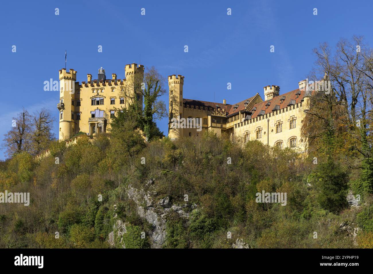 Château avec des tours frappantes sur une colline colorée contre un ciel bleu, château de Hohenschwangau, Schwangau, Koenigswinkel, route romantique, Ostallgaeu, Allgae Banque D'Images