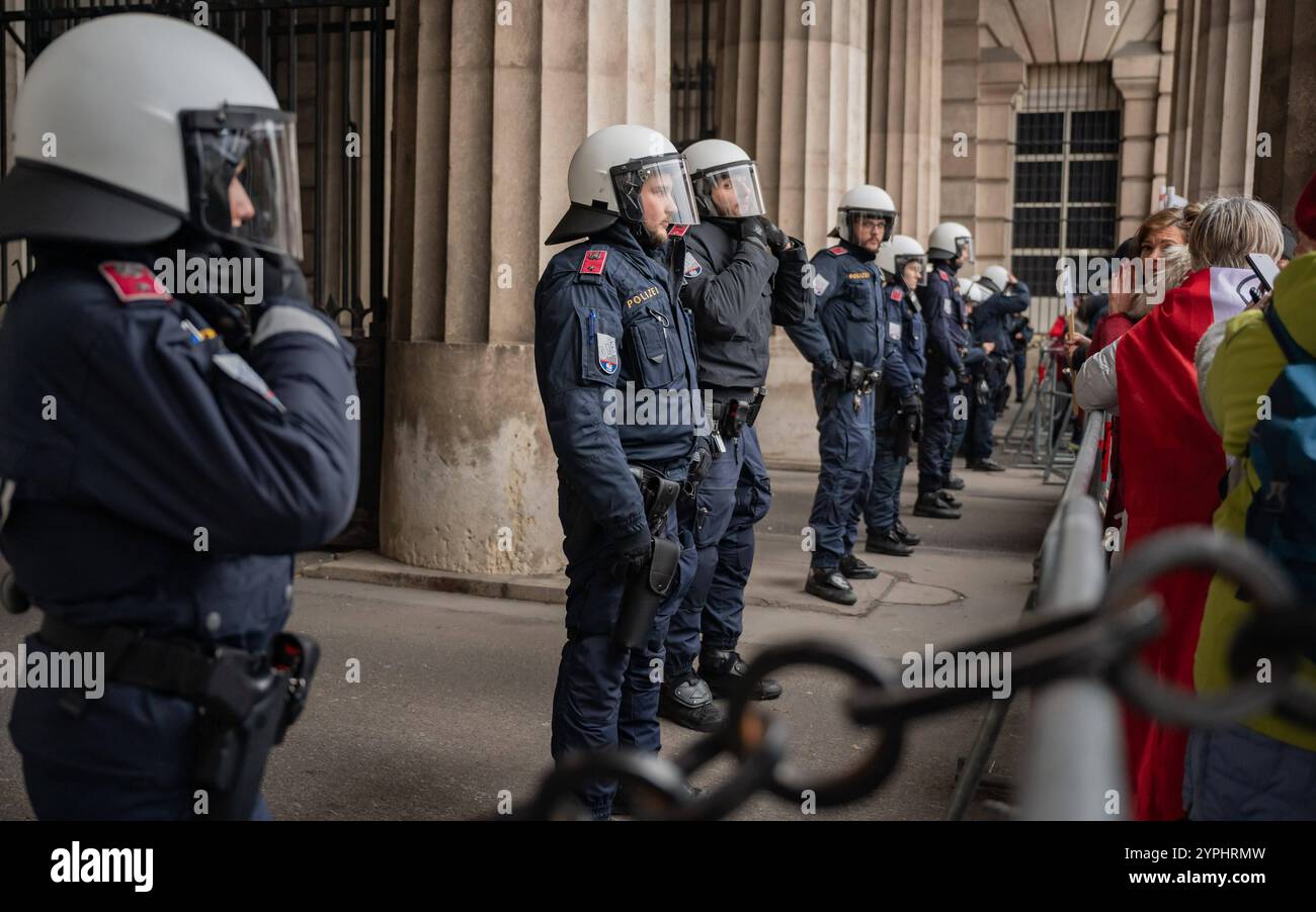 20241130 Demo Macht euch bereit WIEN, OESTERREICH - 30. NOVEMBRE : Polizei vor dem geschlossenen Burgtor waehrend der von der Polizei untersagten Gross-démonstration bzw. Standkundgebung unter dem MOTTO -fuer unser Oesterreich - Nein zur Zuckerl-Kostérilisation- und -fuer Frieden und Neutralitaet- als Reaktion unter anderem auf die juengsten politischen Ereignisse am Wiener Heldenplatz am 30. Novembre 2024 à Wien, Oesterreich. 241130 SEPA 17 083 Copyright : xIsabellexOuvrardx SEPAxMedia Banque D'Images