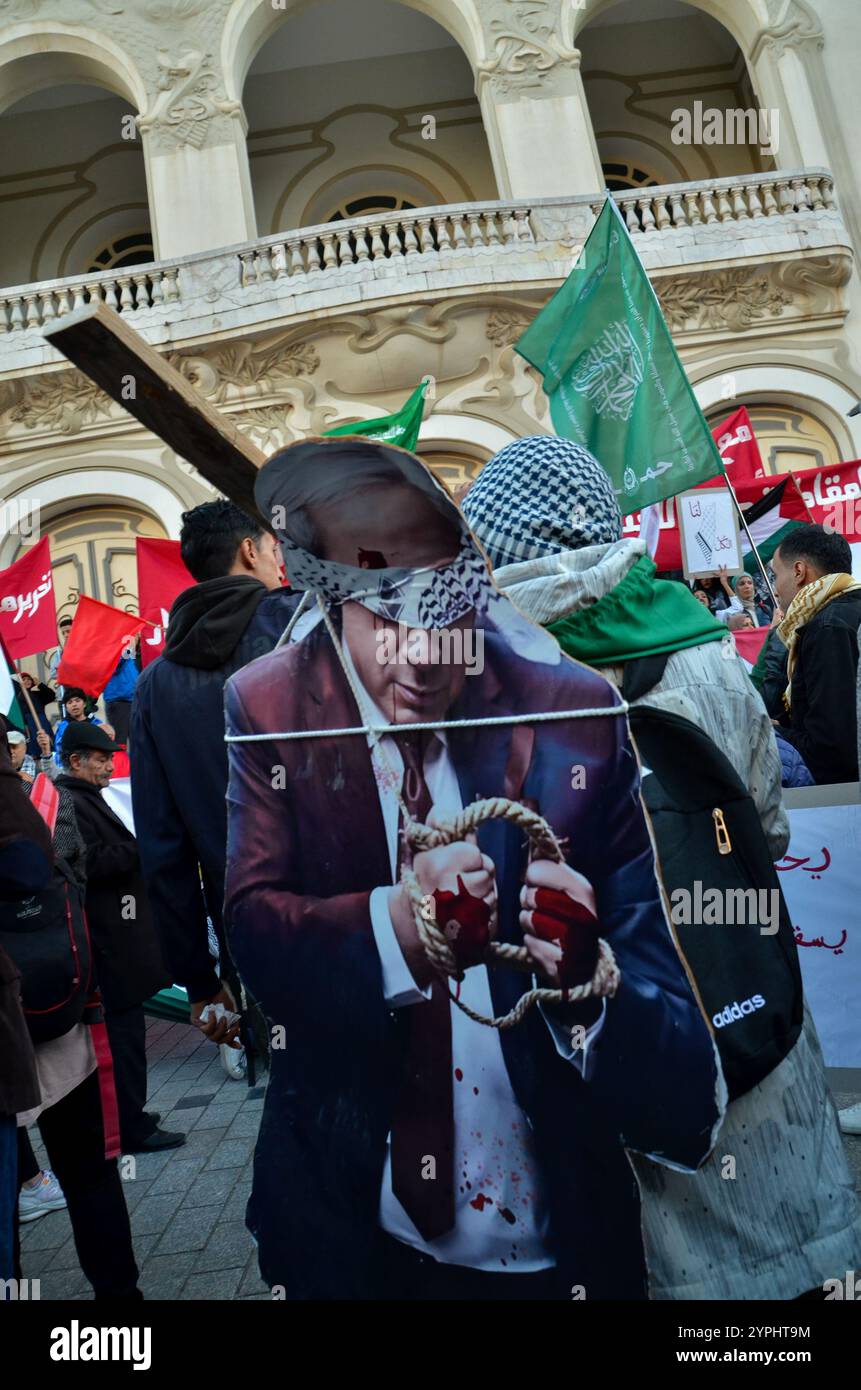 Tunis, Tunisie. 30 novembre 2024. Tunis, Tunisie. 30 novembre 2024. Une effigie du premier ministre israélien Benjamin Netanyahu arrêté les mains tachées de rouge est levée lors d’une marche pro-palestinienne et pro-libanaise à Tunis. L’événement s’est tenu dans la capitale tunisienne pour protester contre la guerre israélienne contre Gaza et les attaques israéliennes en cours au Liban malgré un cessez-le-feu récent (crédit image : © Hasan mrad/IMAGESLIVE via ZUMA Press Wire) USAGE ÉDITORIAL SEULEMENT ! Non destiné à UN USAGE commercial ! Crédit : ZUMA Press, Inc/Alamy Live News Banque D'Images