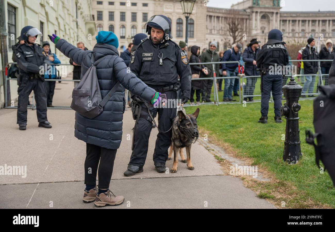 20241130 Demo Macht euch bereit WIEN, OESTERREICH - 30. NOVEMBRE : TeilnehmerInnen der von der Polizei untersagten Gross-démonstration bzw. Standkundgebung unter dem MOTTO -fuer unser Oesterreich - Nein zur Zuckerl-Kostérilisation- und -fuer Frieden und Neutralitaet- als Reaktion unter anderem auf die juengsten politischen Ereignisse am Wiener Heldenplatz am 30. Novembre 2024 à Wien, Oesterreich. 241130_SEPA_17_101 Copyright : xIsabellexOuvrardx SEPAxMedia Banque D'Images