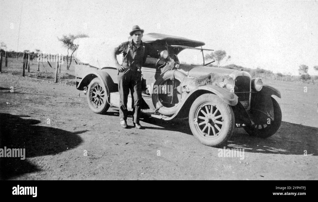 Les meurtres de Murchison sont une série de trois meurtres, commis par un éleveur itinérant connu sous le nom de "Snowy" Rowles (né John Thomas Smith)[1][2] près de la clôture à l'épreuve des lapins en Australie occidentale au début des années 1930 Rowles a utilisé la méthode du meurtre qui avait été suggérée par l'auteur Arthur Upfield dans son livre alors inédit The Sands of Windee, dans lequel il a décrit une façon infaillible de disposer d'un corps et ainsi commettre le meurtre parfait. Snowy Rowles debout à côté de la voiture de James Ryan, photographiée par Arthur Upfield Banque D'Images