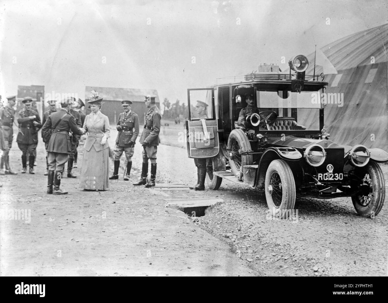 La reine Marie de Teck quittant l'aérodrome au quartier général du Royal Flying corps à choisi Omer, France, 1917, pendant la première Guerre mondiale Banque D'Images