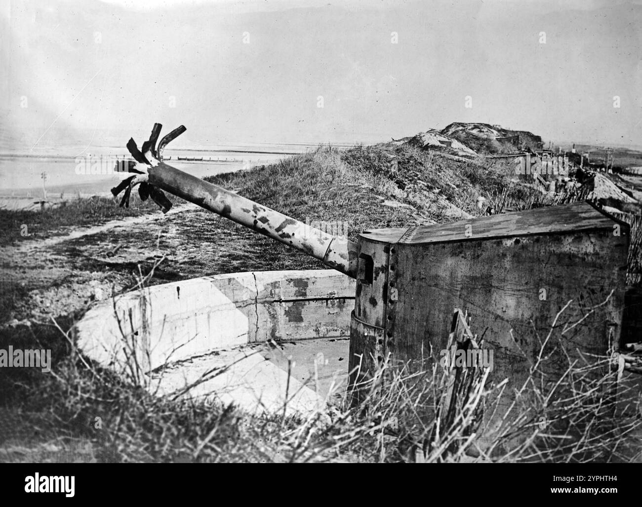 Canon allemand de 150 mm de la batterie Kaiserin, à l'est de Blankenberghe, Belgique, qui a été détruit par les Allemands, le 24 octobre 1918 pendant la première Guerre mondiale Banque D'Images Canon allemand de 150 mm de la batterie Kaiserin, à l'est de Blankenberghe, Belgique, qui a été détruit par les Allemands, le 24 octobre 1918 pendant la première Guerre mondiale Banque D'Images