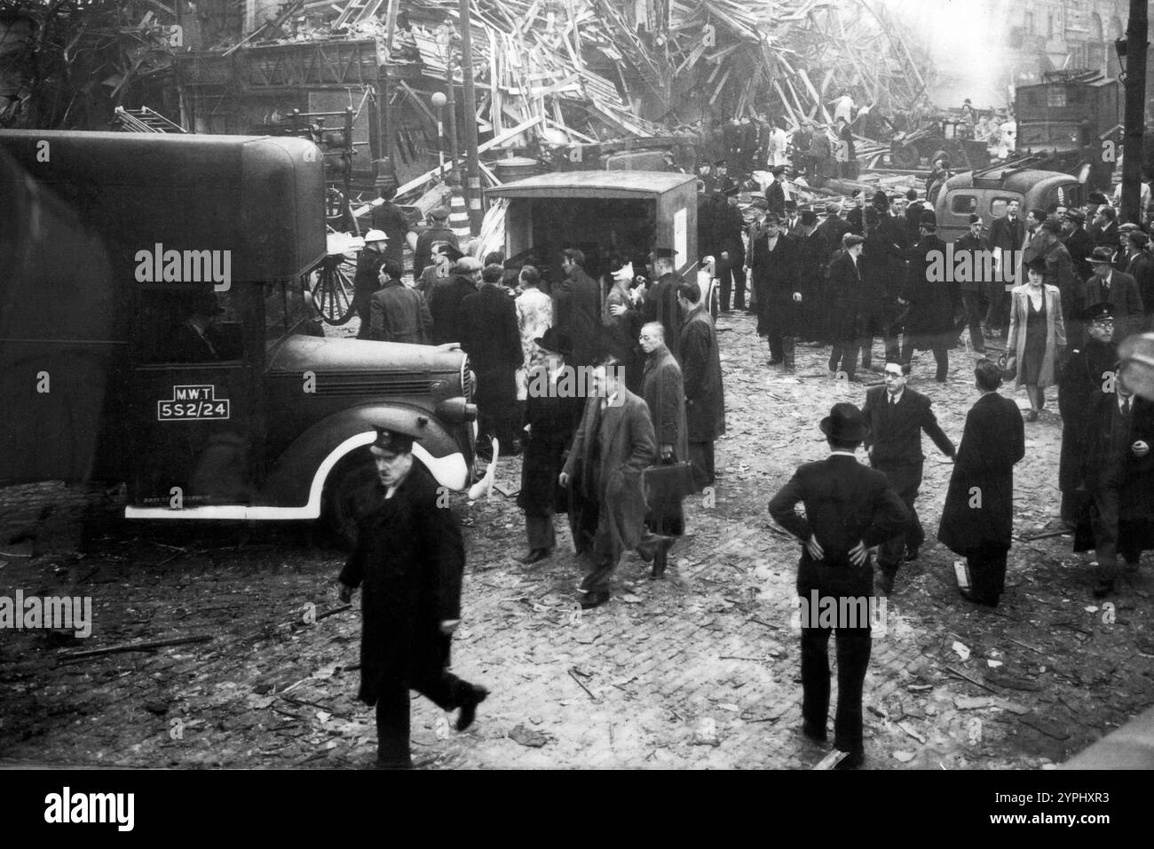 Vue de la zone de marché de Smithfield seconde Guerre mondiale destruction de la seconde Guerre mondiale après une attaque à la roquette V2 bombardement le 8 Marc 1945 tuant et blessant de nombreuses personnes Farringdon Londres Angleterre Royaume-Uni Grande-Bretagne Banque D'Images Vue de la zone de marché de Smithfield seconde Guerre mondiale destruction de la seconde Guerre mondiale après une attaque à la roquette V2 bombardement le 8 Marc 1945 tuant et blessant de nombreuses personnes Farringdon Londres Angleterre Royaume-Uni Grande-Bretagne Banque D'Images