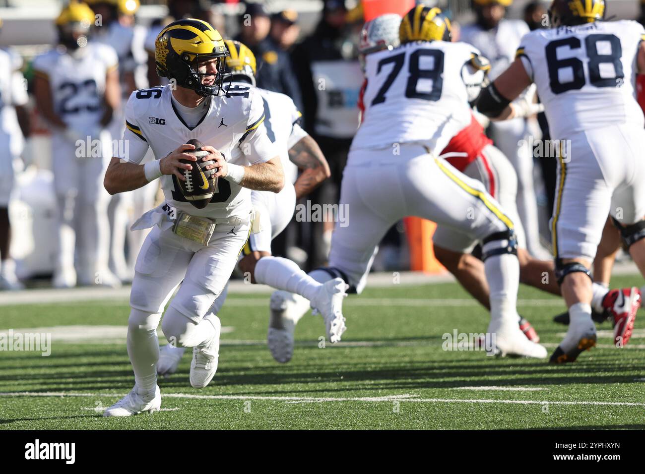 Columbus, États-Unis. 30 novembre 2024. Davis Warren (16 ans), le quarterback des Michigan Wolverines, affronte les Buckeye de l’Ohio State au troisième trimestre à Columbus, Ohio, le samedi 30 novembre 2024. Photo de Aaron Josefczyk/UPI crédit : UPI/Alamy Live News Banque D'Images