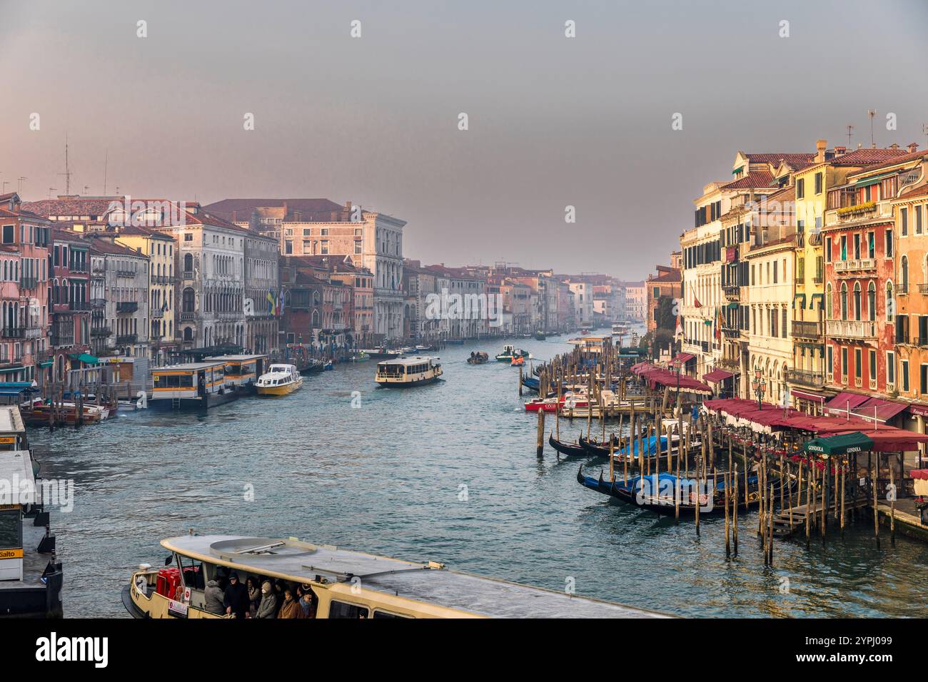 Venise, Italie - 11 février 2024 : architecture de Venise, palais et belles maisons le long du Grand canal près du pont du Rialto, Italie Banque D'Images