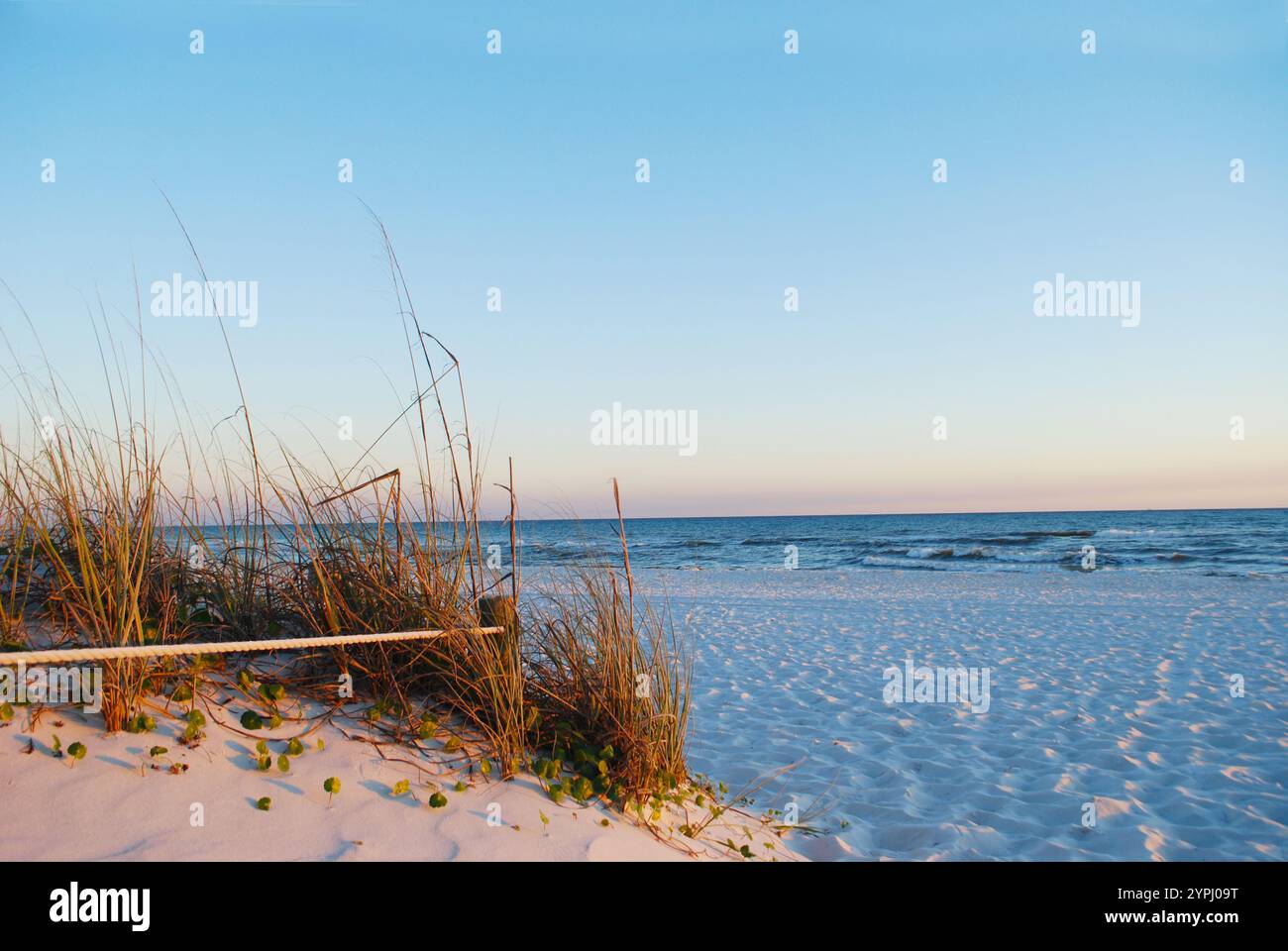 Scène de plage avec vagues et sable. Clôturé Banque D'Images