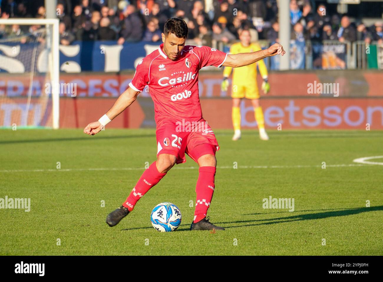 Brixia, Italie. 30 novembre 2024. Raffaele Pucino de SSC Bari lors du match de championnat italien de Serie B entre Brescia Calcio et SSC Bari au stade Mario Rigamonti le 30 novembre 2024, Brixia, Italie. Crédit : Roberto Tommasini/Alamy Live News Banque D'Images