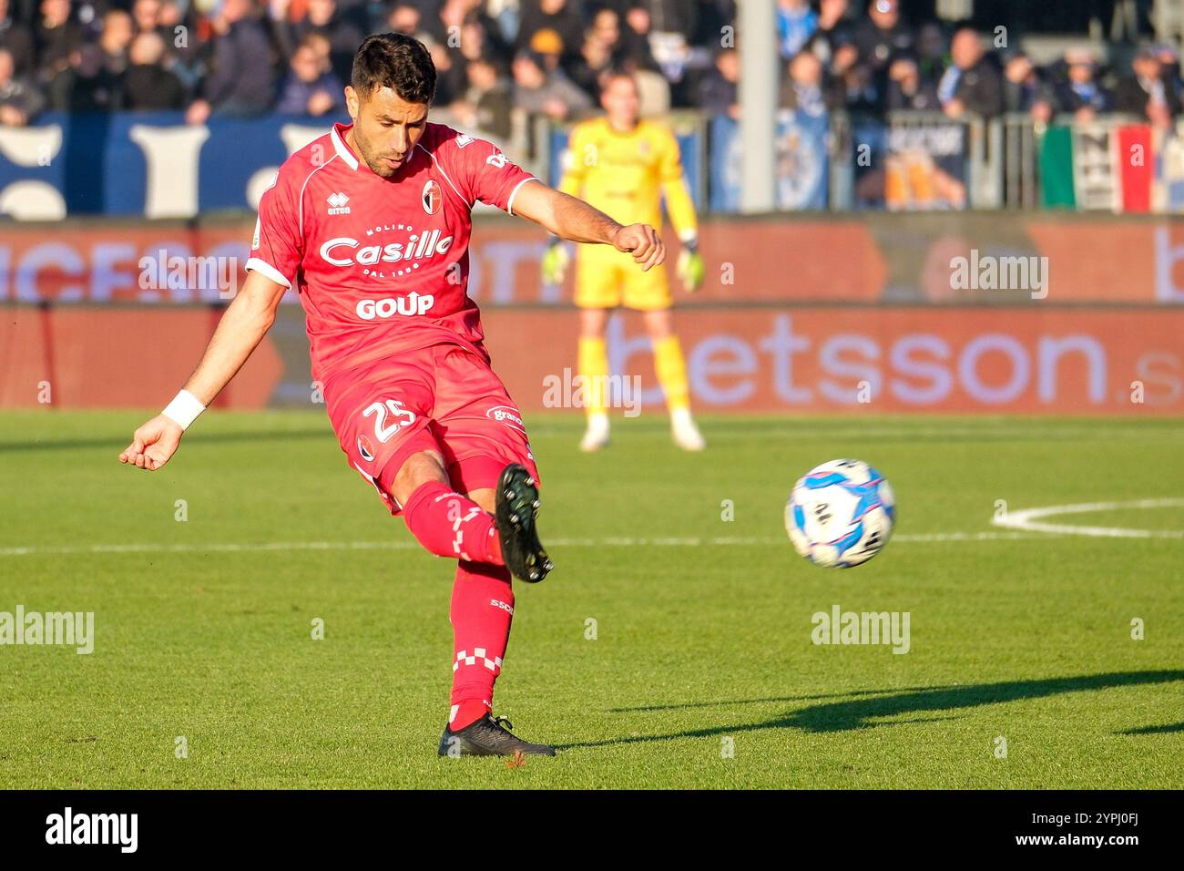 Brixia, Italie. 30 novembre 2024. Raffaele Pucino de SSC Bari lors du match de championnat italien de Serie B entre Brescia Calcio et SSC Bari au stade Mario Rigamonti le 30 novembre 2024, Brixia, Italie. Crédit : Roberto Tommasini/Alamy Live News Banque D'Images