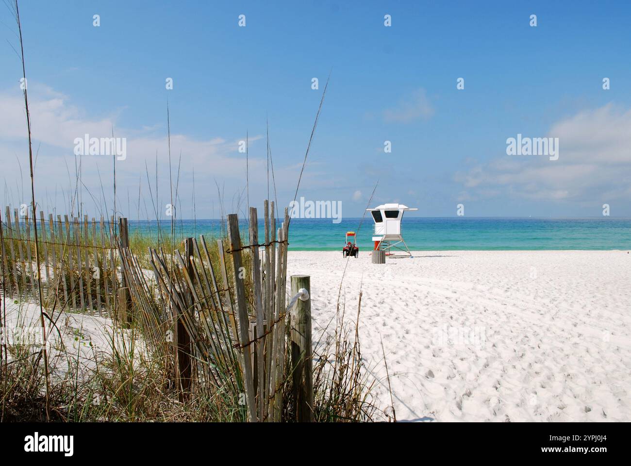 Scène de plage avec poste de sauveteur. Sable blanc et eau bleue et ciel. Banque D'Images