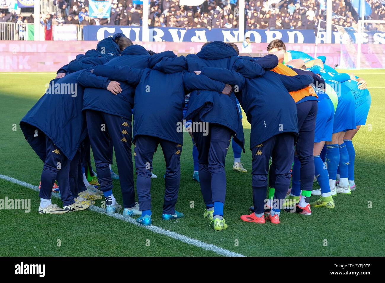 Brixia, Italie. 30 novembre 2024. L'équipe Brescia Calcio FC se concentre avant le match de championnat italien de football de Serie B entre Brescia Calcio et SSC Bari au stade Mario Rigamonti le 30 novembre 2024, Brixia, Italie. Crédit : Roberto Tommasini/Alamy Live News Banque D'Images