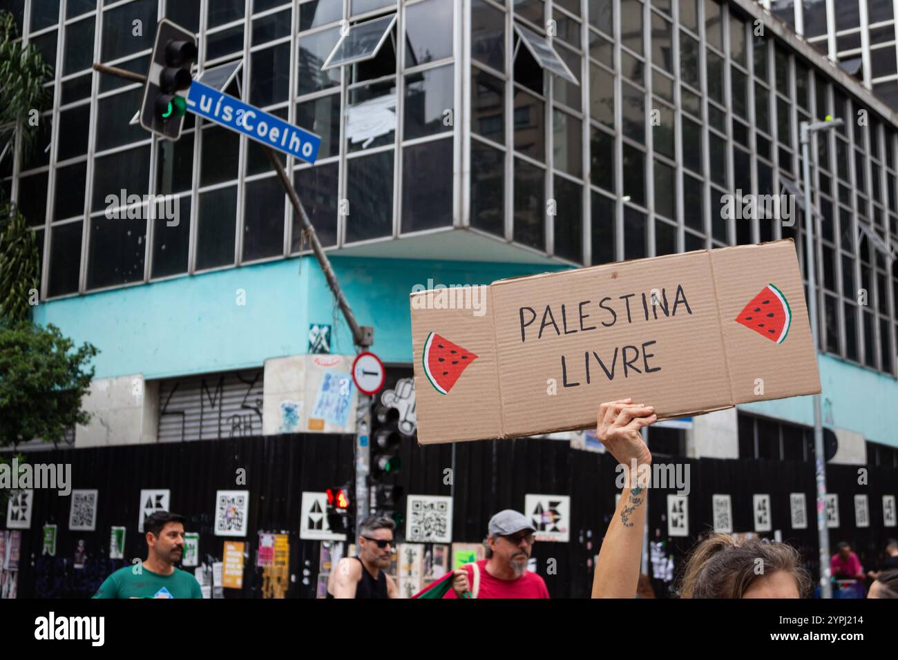 São PAULO, SP - 30 novembre 2024 : Ato UNIFICADO FRENTE PALESTINA SP - Une manifestation marche le long de R. Augusta lors d'une manifestation en faveur de la Journée internationale de solidarité avec le peuple palestinien, le Paulista, au centre de la capitale, dans l'après-midi de ce samedi (30). La manifestation, organisée avec le soutien des fronts de gauche dans la capitale, a été concentrée au MASP et s'est poursuivie vers la Praça Roosevelt. (Photo : Walmor Carvalho/Fotoarena) Banque D'Images