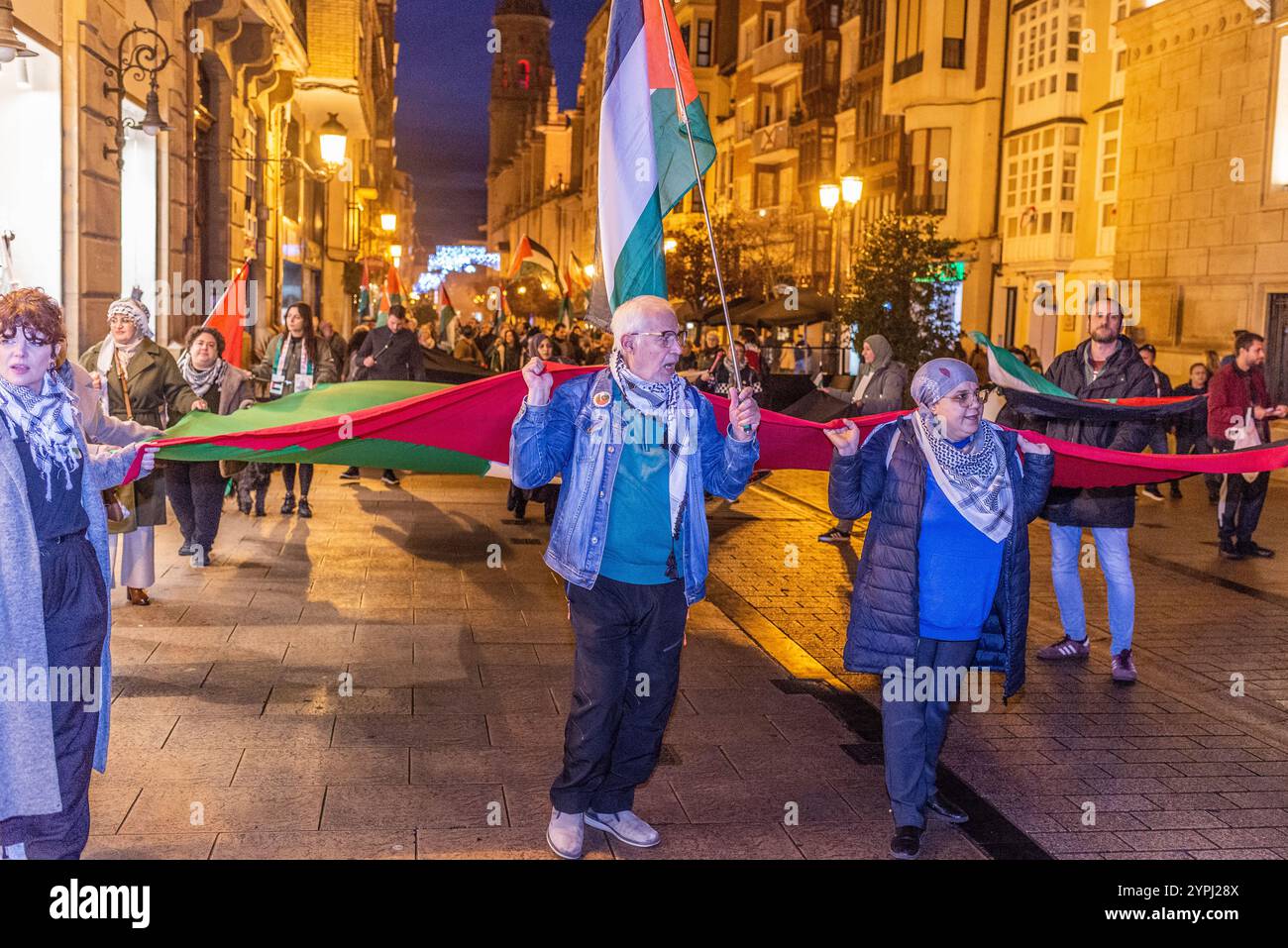 Logroño, la Rioja, Espagne. Vendredi 30 novembre 2024. Manifestation de RESCOP, réseau de solidarité contre l’occupation de la Palestine, dans les rues de Logroño. Les manifestants utilisent des bidons de fumée et des instruments à percussion pour attirer l'attention et perturber la normalité urbaine. Leur but est d'attirer l'attention sur le conflit de Gaza, en dénonçant ce qu'ils considèrent comme un génocide contre le peuple palestinien. L’intervention de rue devient un espace d’expression collective, défiant l’indifférence et exigeant une réponse internationale à la crise palestinienne. Crédit : Mario Martija/Alamy Live News. Banque D'Images