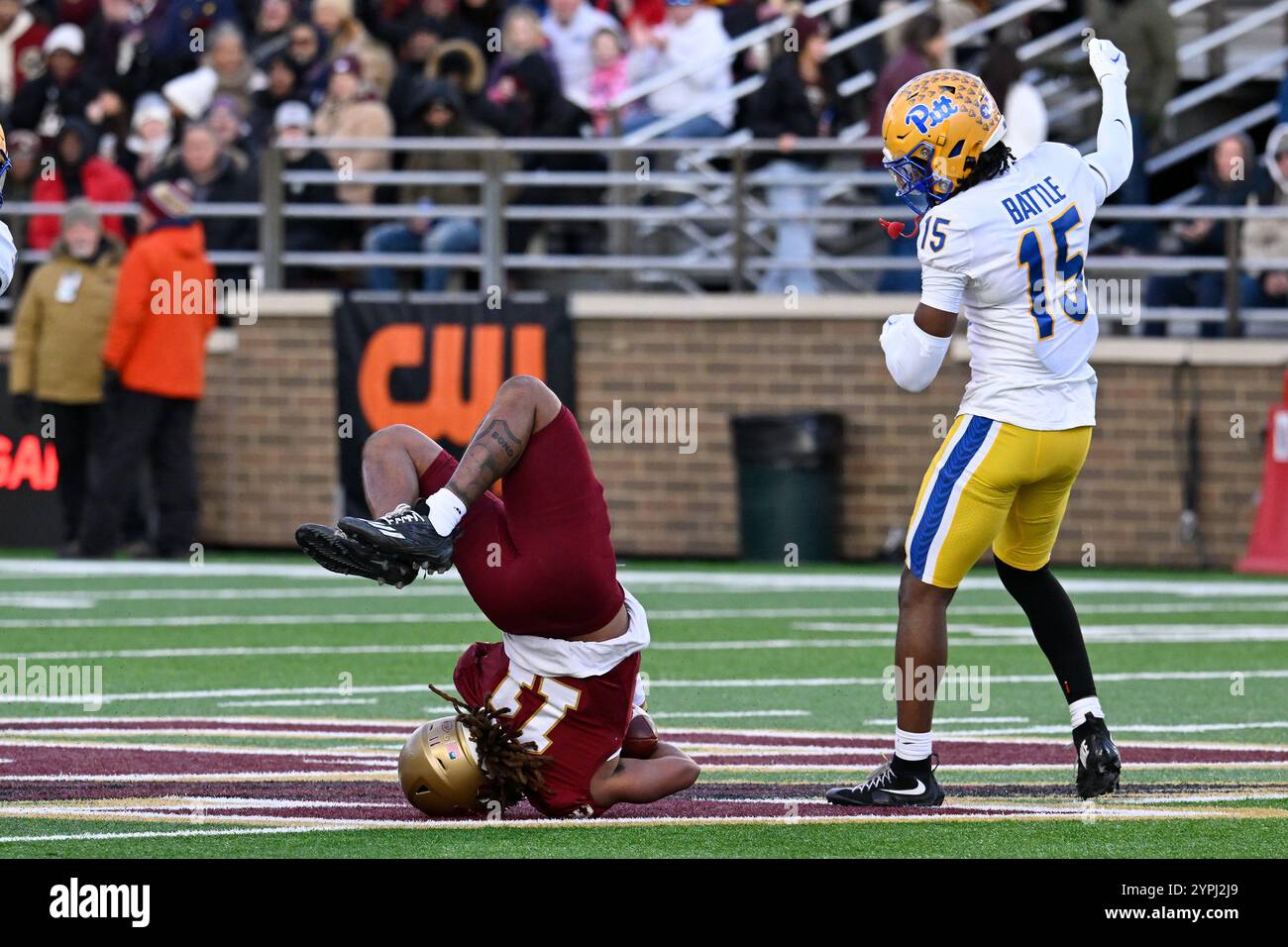 Le 30 novembre 2023 ; le dos défensif des Panthers de Pittsburgh Rashad Battle (15) s'attaque au receveur large des Eagles de Boston College Lewis Bond (11) pendant la première mi-temps au stade Alumni de Chestnut Hill, Mass. Eric Canha/CSM Banque D'Images