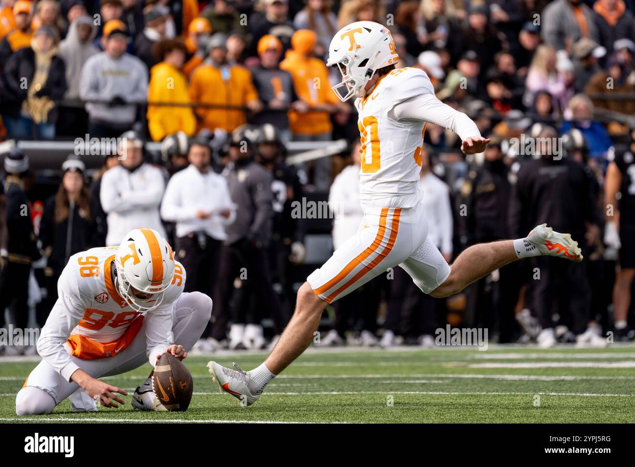 Nashville, Tennessee, États-Unis. 30 novembre 2024. Le kicker Max Gilbert (90 ans) des volontaires du Tennessee tente un field goal lors de son match contre les Commodores de Vanderbilt. (Crédit image : © Camden Hall/ZUMA Press Wire) USAGE ÉDITORIAL SEULEMENT! Non destiné à UN USAGE commercial ! Crédit : ZUMA Press, Inc/Alamy Live News Banque D'Images Nashville, Tennessee, États-Unis. 30 novembre 2024. Le kicker Max Gilbert (90 ans) des volontaires du Tennessee tente un field goal lors de son match contre les Commodores de Vanderbilt. (Crédit image : © Camden Hall/ZUMA Press Wire) USAGE ÉDITORIAL SEULEMENT! Non destiné à UN USAGE commercial ! Crédit : ZUMA Press, Inc/Alamy Live News Banque D'Images