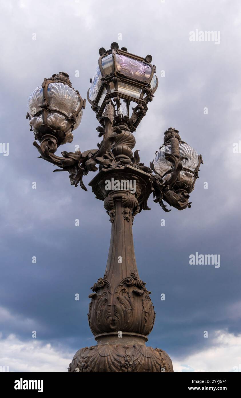 Lampadaire sur le pont Alexandre III à Paris, France Banque D'Images