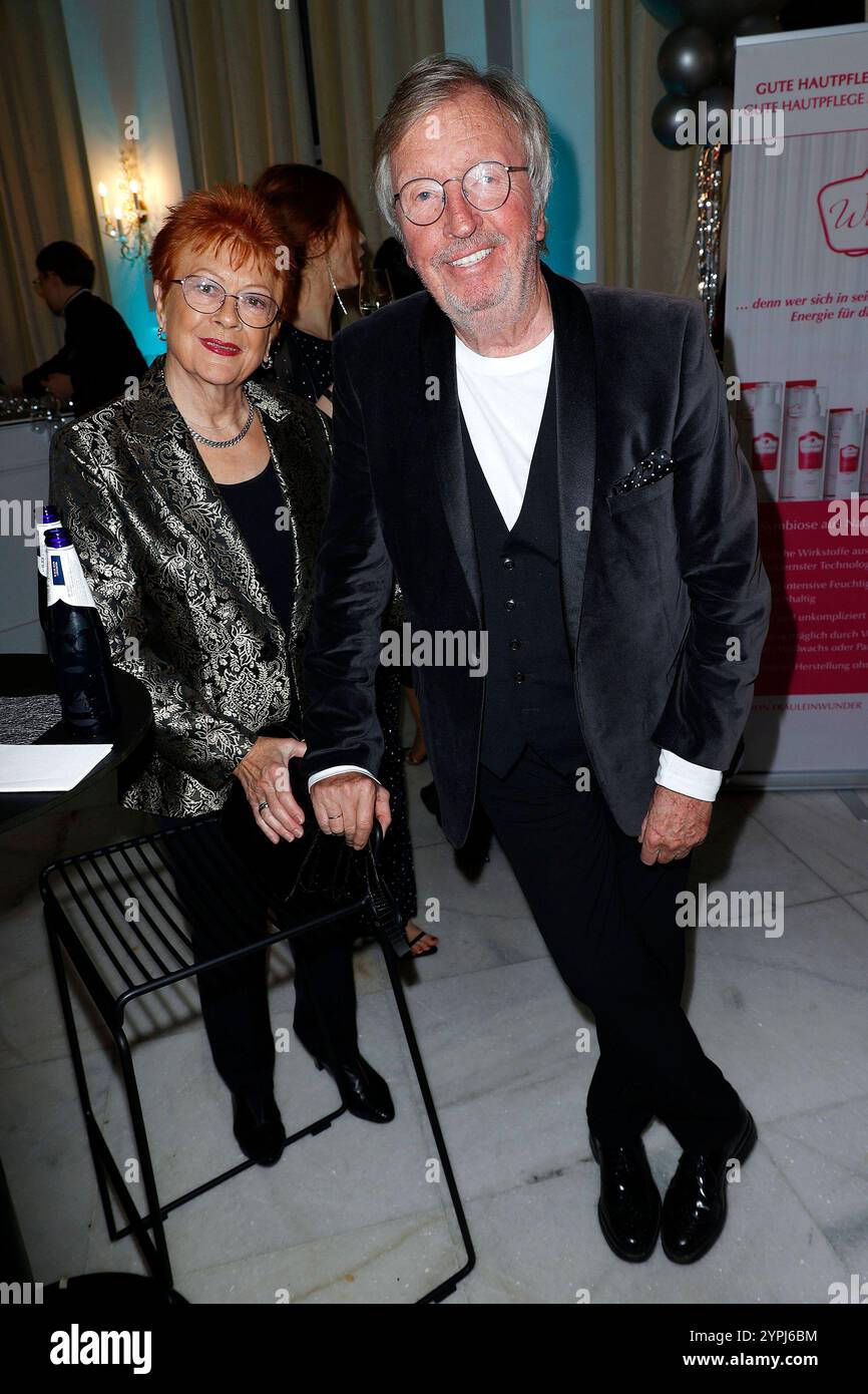 Werner Schulze Erdel und Seine Ehefrau Sybille beim Movie Meets Media Event AM 30.11.2024 à Hambourg Movie Meets Media Event à Hambourg *** Werner Schulze Erdel et sa femme Sybille à l'événement Movie Meets Media Event du 30 11 2024 à Hambourg Movie Meets Media Event à Hambourg Banque D'Images