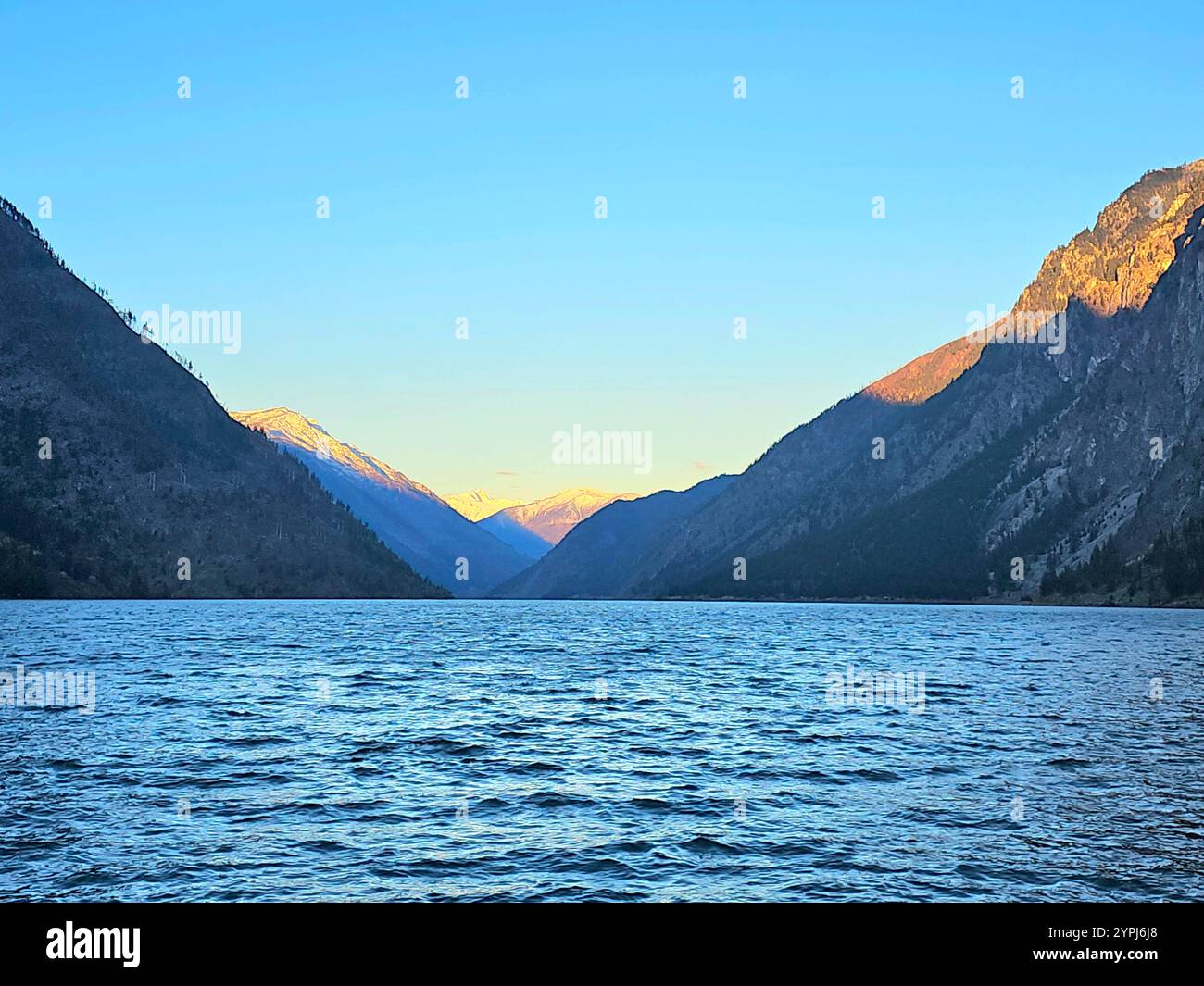 Lever du soleil sur un lac paisible avec des montagnes reflétant dans les eaux calmes - Image de stock capturée avec un smartphone