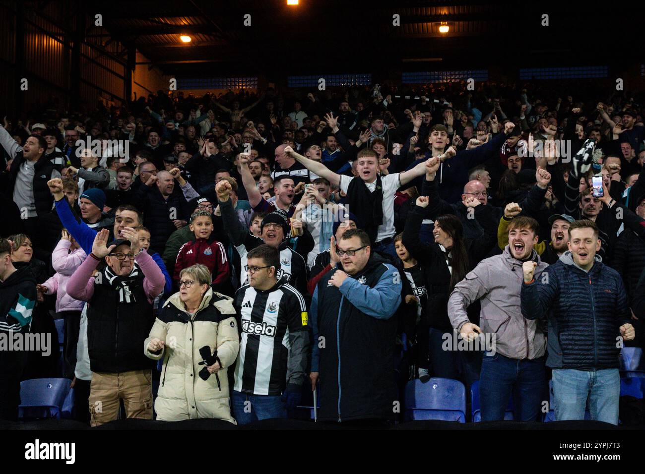 Fans de Newcastle United lors du match de premier League Crystal Palace vs Newcastle United à Selhurst Park, Londres, Royaume-Uni, 30 novembre 2024 (photo de Gareth Evans/News images) Banque D'Images