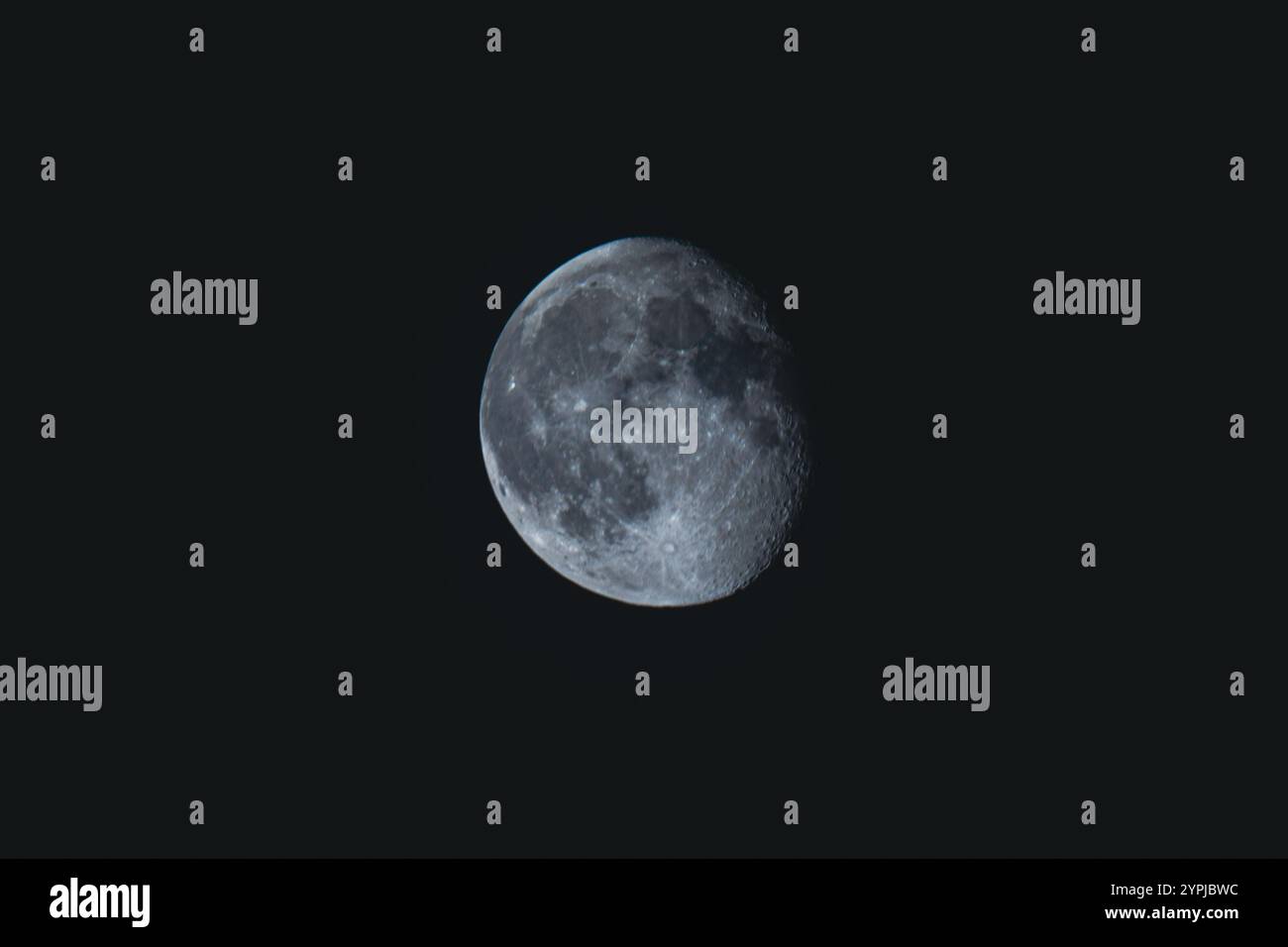 Une vue dégagée de la lune gibbeuse cirée contre un ciel nocturne sombre, mettant en valeur les détails de la surface lunaire et sa présence sereine dans l'espace Banque D'Images