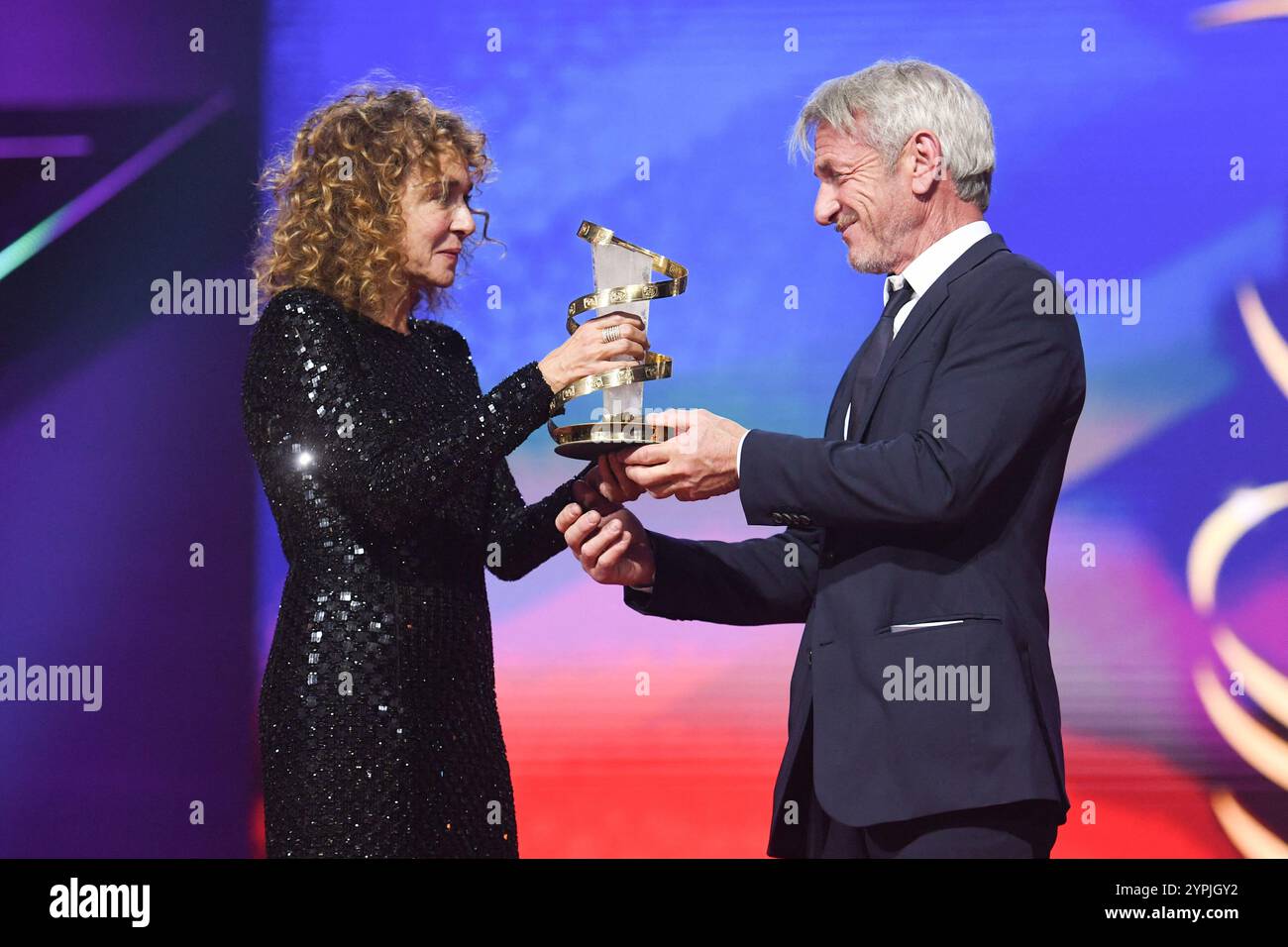 Marrakech, Maroc. 30 novembre 2024. Valeria Golino et Sean Penn présents à la cérémonie d'hommage à Sean Penn lors du 21ème Festival International du film de Marrakech à Marrakech, Maroc, le 30 novembre 2024. Photo Aurore MARECHAL/ABACAPRESS. COM Credit : Abaca Press/Alamy Live News Banque D'Images