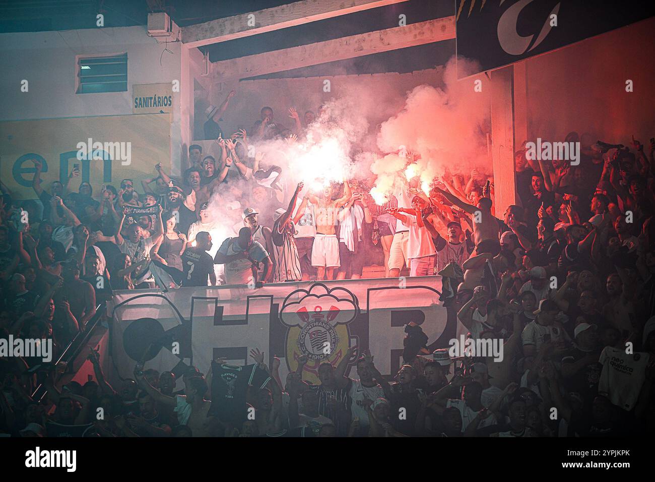 Criciuma, Santa Catarina, Brésil. 30 novembre 2024. Criciuma (SC), 11/30/2024 - brazilian/criciuma vs corinthians - les fans de corinthians avec des fusées lors du match entre criciuma et corinthians, valable pour la 35ème manche du championnat brésilien de football 2024, dans la nuit de ce samedi 30 novembre 2024, au stade heriberto hulse, à criciuma, SC. (Crédit image : © Richard Ferrari/TheNEWS2 via ZUMA Press Wire) USAGE ÉDITORIAL SEULEMENT! Non destiné à UN USAGE commercial ! Banque D'Images