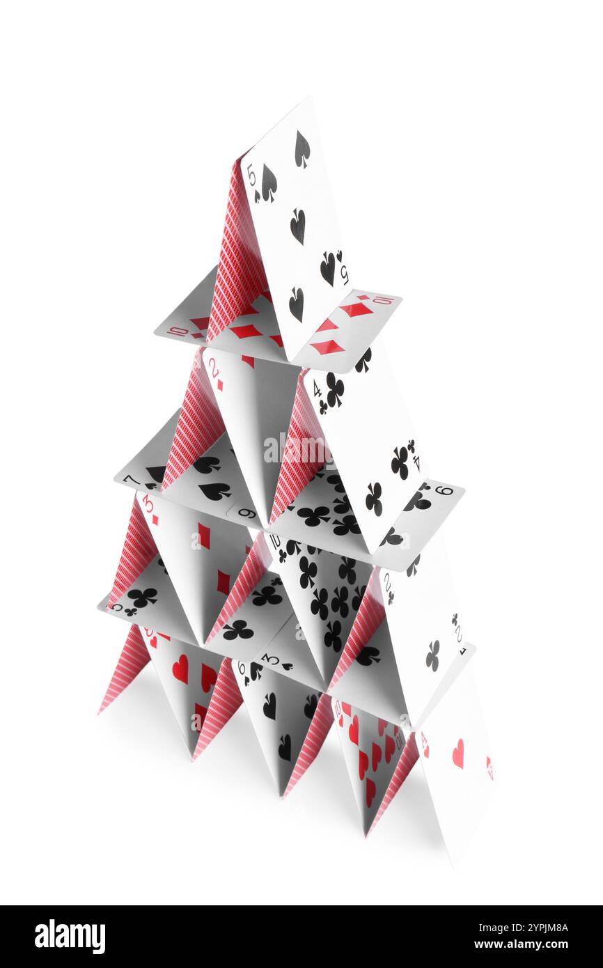 Maison de cartes à jouer isolé sur blanc Banque D'Images