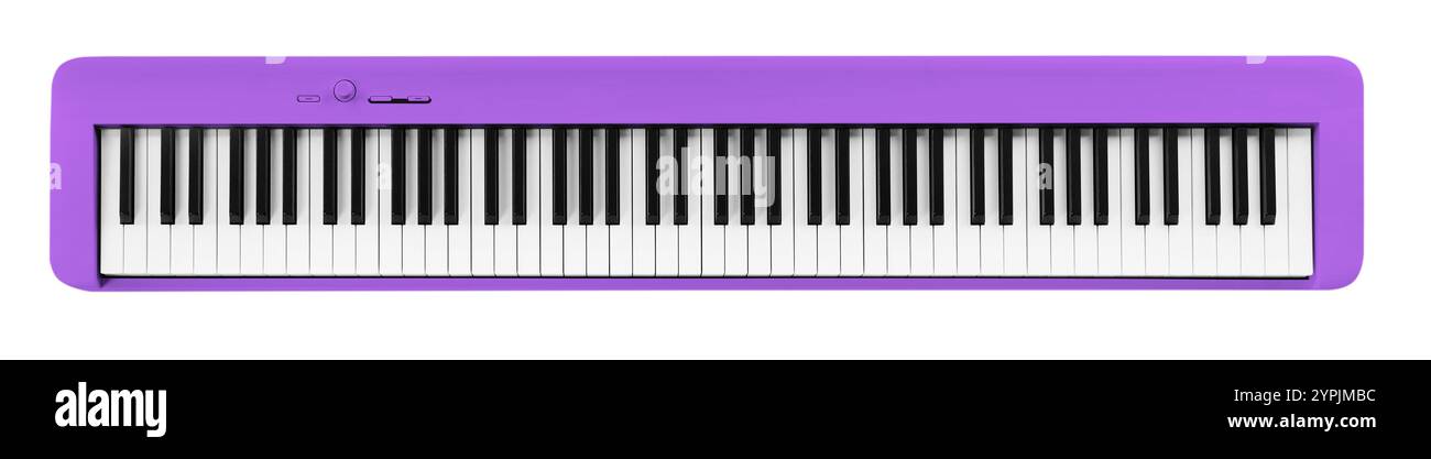 Synthétiseur violet isolé sur blanc. Instrument de musique électronique Banque D'Images