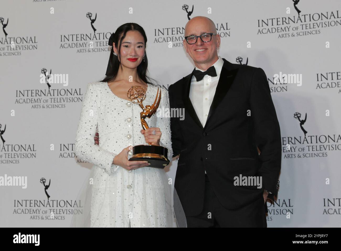 NEW YORK, NEW YORK - NOVEMBRE 25 : L'actrice thaïlandaise Chutimon Chuengcharoensukying ET l'actrice américaine Kelly AuCoin assistent au 52e International Emmy Awards au Hilton de New York le 25 novembre 2024 à New York. La soirée a célébré le talent mondial et l'excellence de la télévision, attirant des stars du monde entier. (Photo : Giada Papini Rampelotto/EuropaNewswire). Banque D'Images