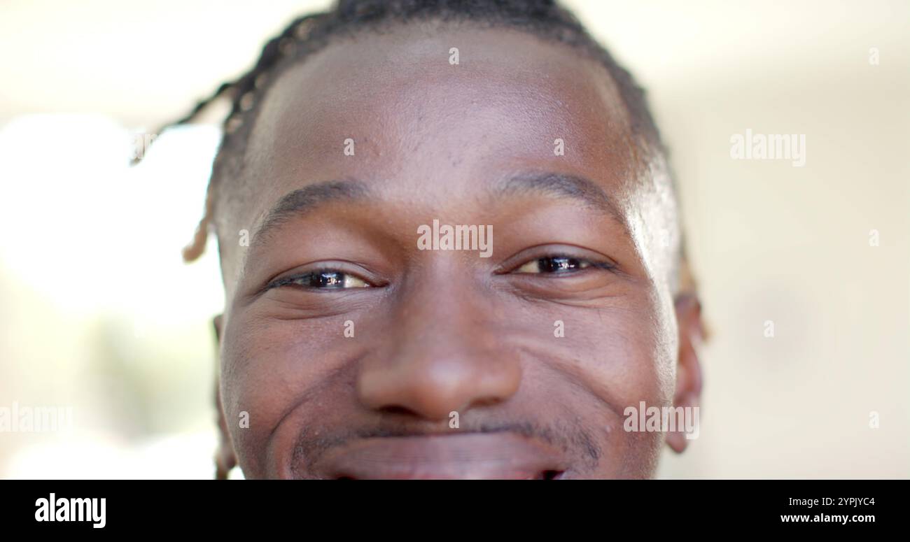 Portrait gros plan de heureux homme afro-américain court dreadlocks souriant Banque D'Images