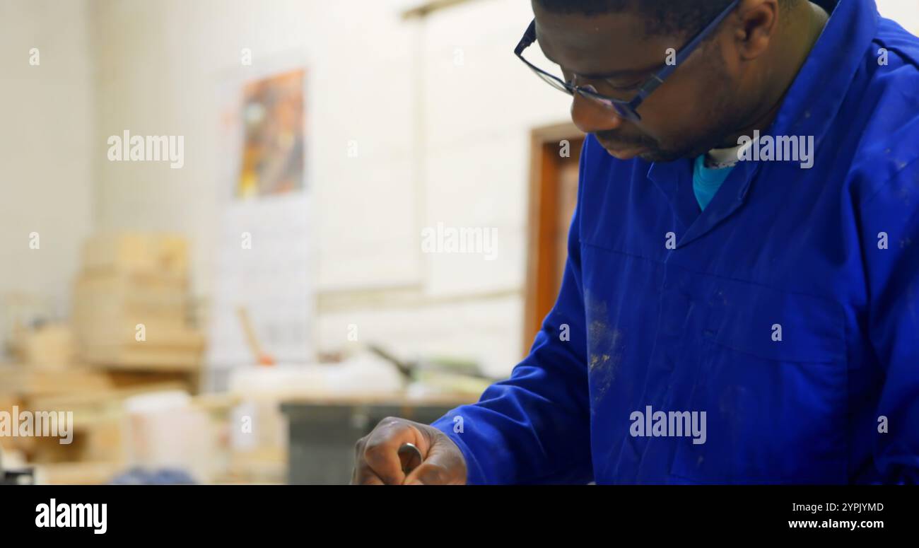 Travailleur travaillant à table dans l'atelier Banque D'Images