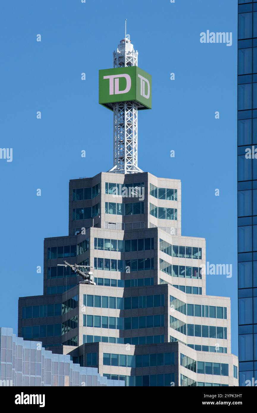 Panneau cube TD sur le dessus de Brookfield place sur Bay Street dans le centre-ville de Toronto, Ontario, Canada Banque D'Images