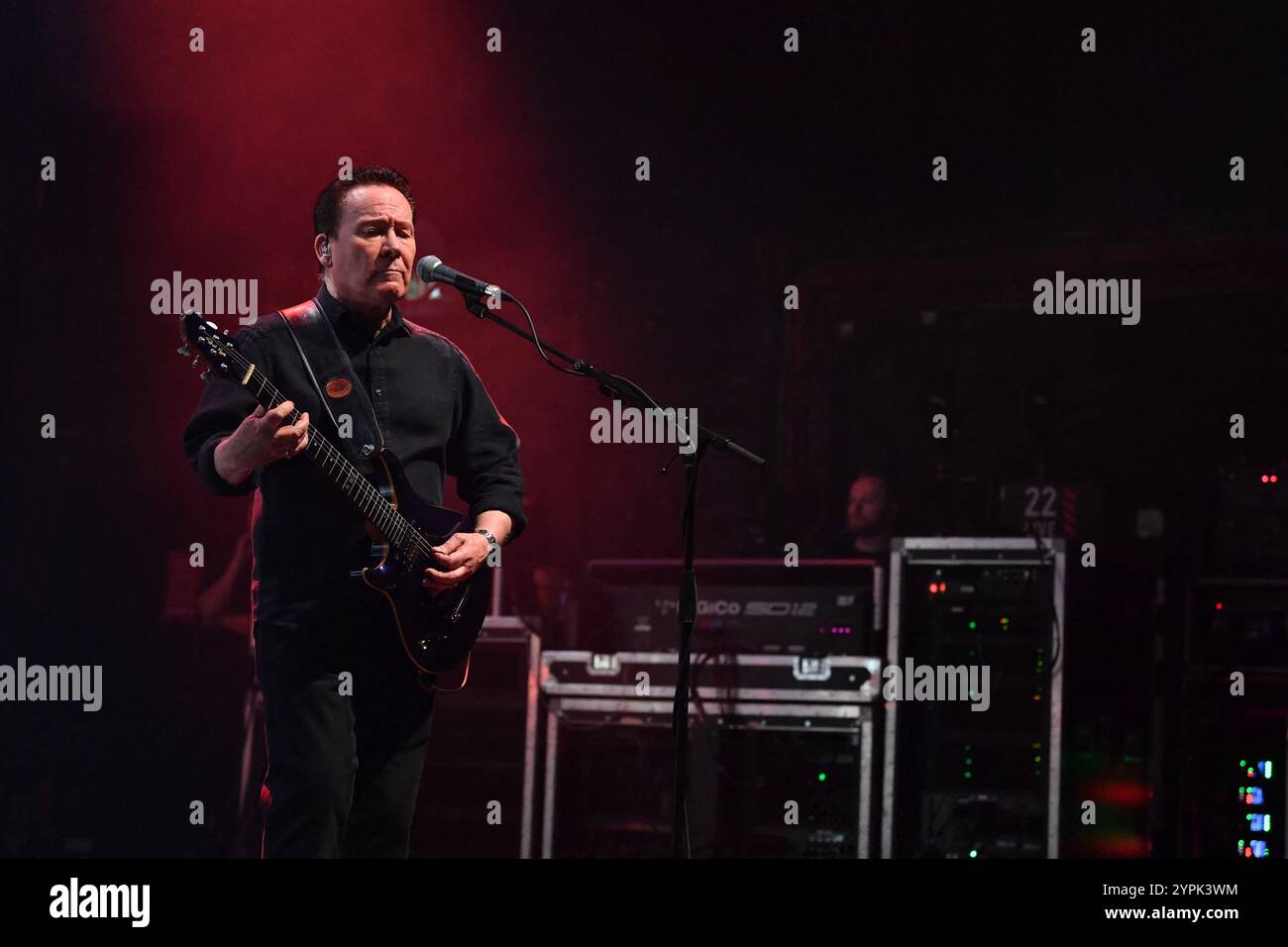 Paris, France. 30 novembre 2024. UB40, Robin Campbell se produit à l'Olympia à Paris, France le 30 novembre 2024. Photo Christophe Meng/ABACAPRESS. COM Credit : Abaca Press/Alamy Live News Banque D'Images