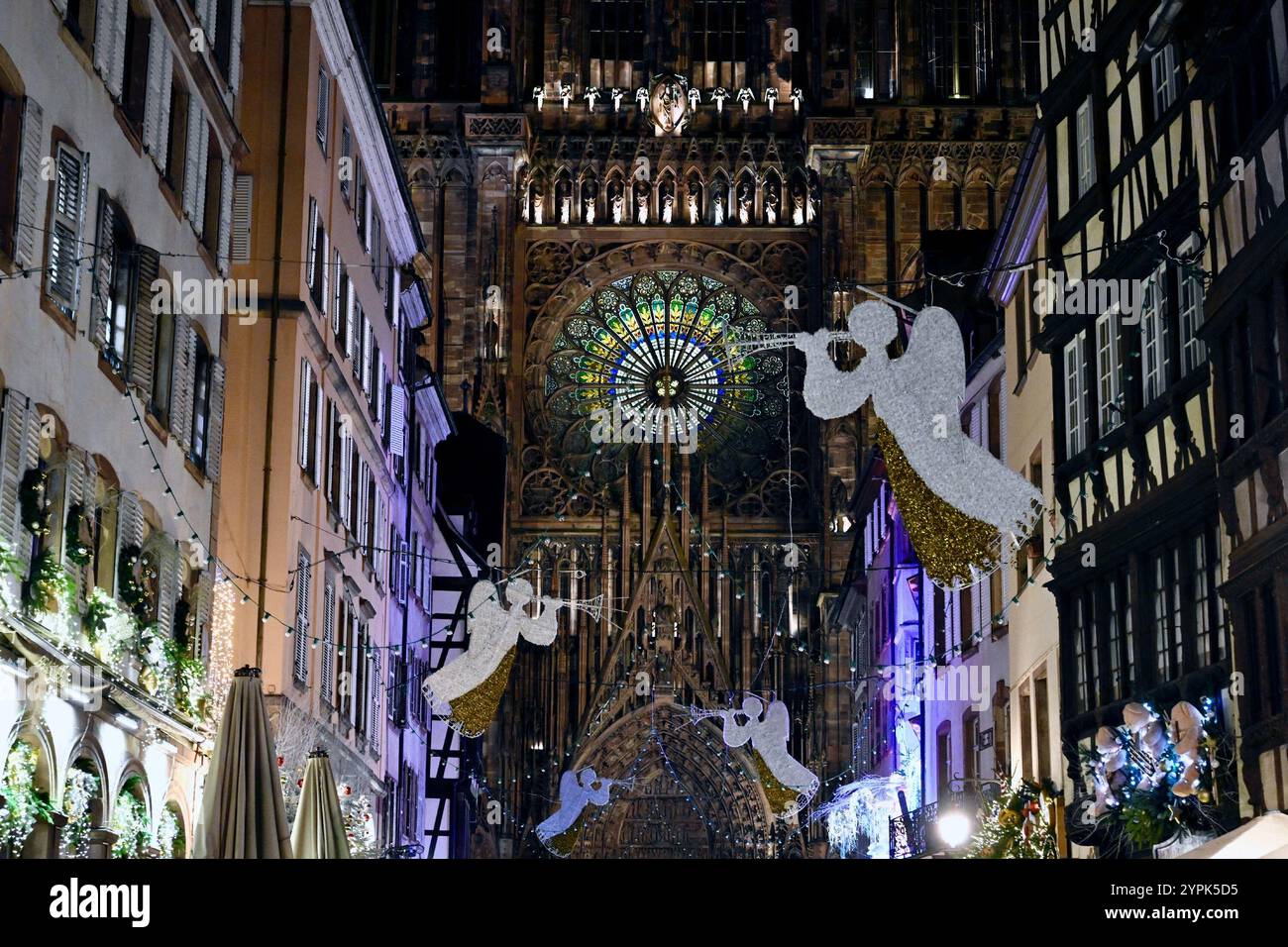 Strasbourg, France. 30 novembre 2024. Le marché de Noël 2024 à Strasbourg a commencé, avec son célèbre grand sapin de Noël et ses différents marchés. La capitale alsacienne devrait accueillir plus de 3 millions de visiteurs jusqu’à fin décembre. 30 novembre 2024, Strasbourg Nord-est de la France. Photo de Nicolas Roses/ABACAPRESS. COM Credit : Abaca Press/Alamy Live News Banque D'Images