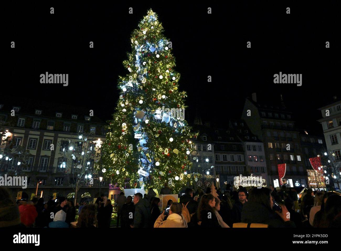 Strasbourg, France. 30 novembre 2024. Le marché de Noël 2024 à Strasbourg a commencé, avec son célèbre grand sapin de Noël et ses différents marchés. La capitale alsacienne devrait accueillir plus de 3 millions de visiteurs jusqu’à fin décembre. 30 novembre 2024, Strasbourg Nord-est de la France. Photo de Nicolas Roses/ABACAPRESS. COM Credit : Abaca Press/Alamy Live News Banque D'Images